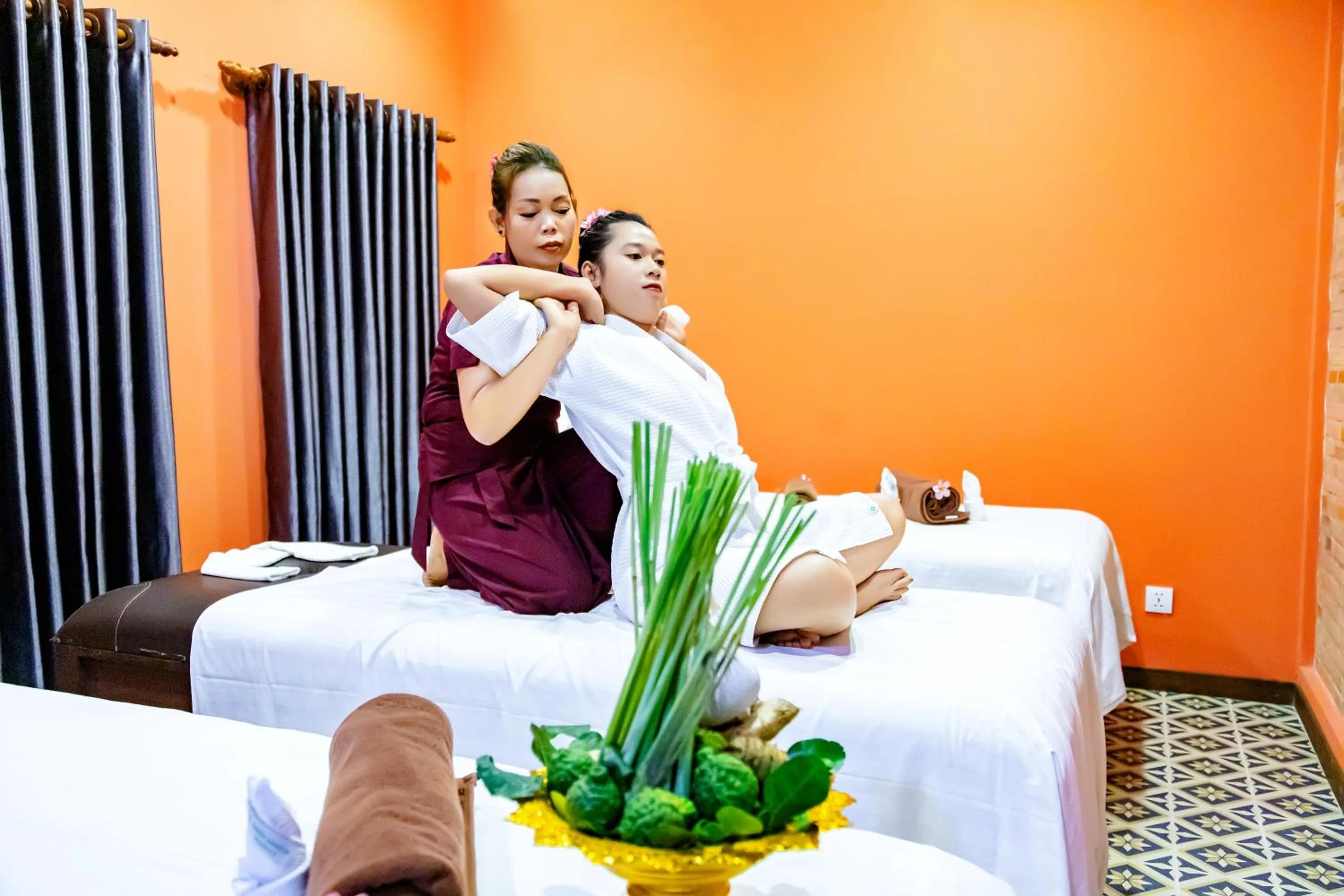 Massage in Apartment Green Amazon