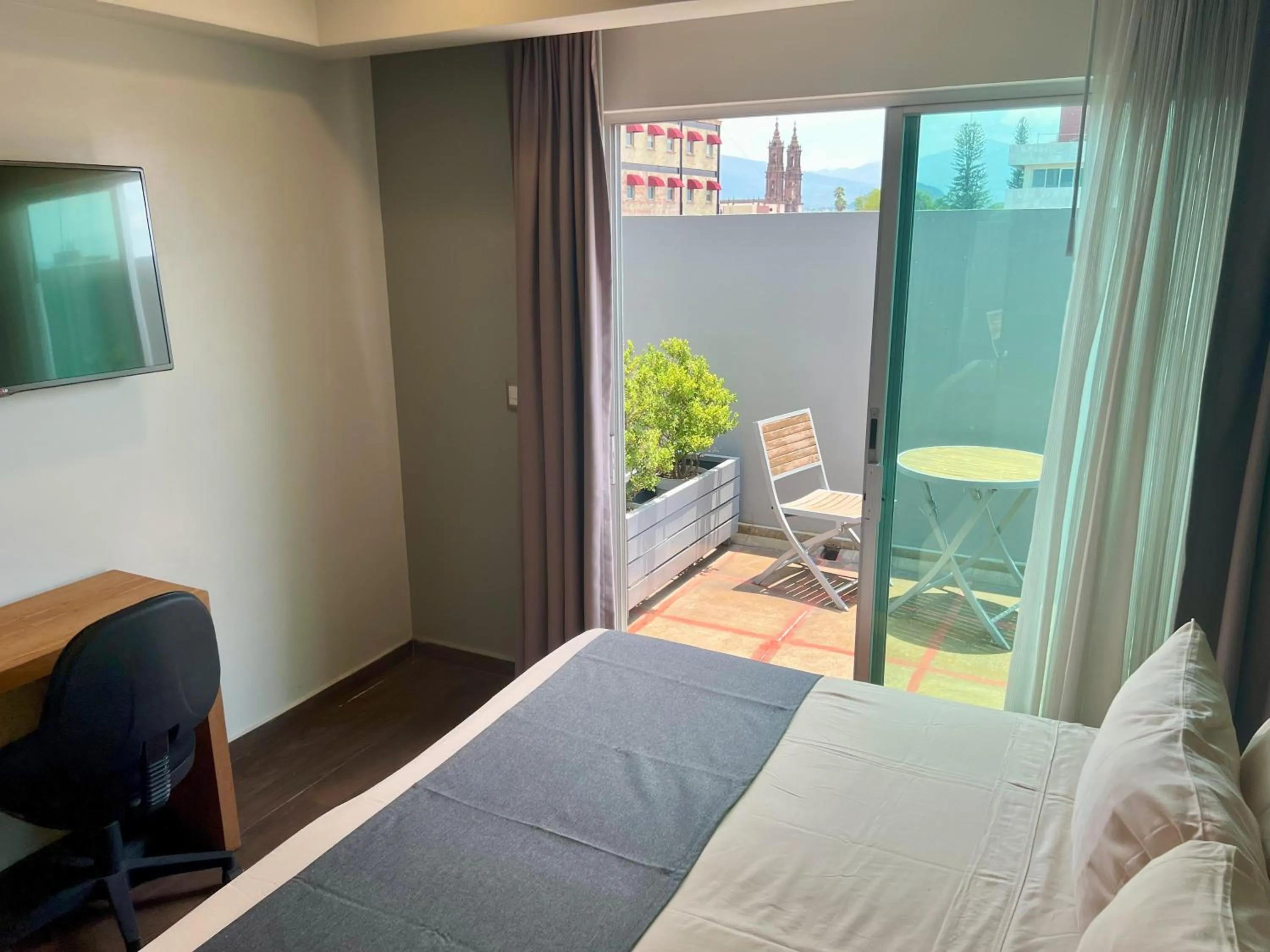 Balcony/Terrace, Bed in Concept Hotel - Centro Zamora