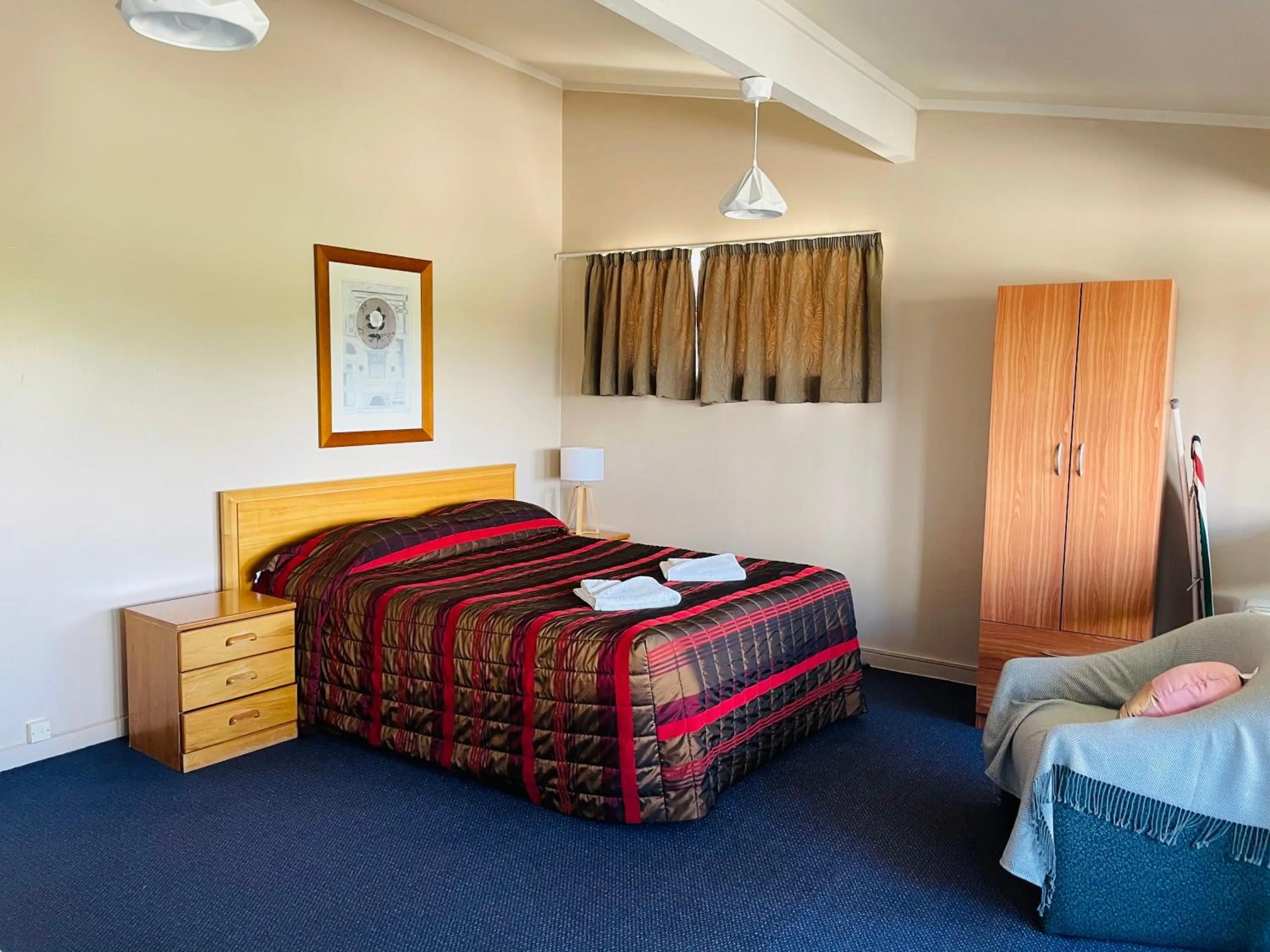 Bed in Blenheim Road Motor Lodge