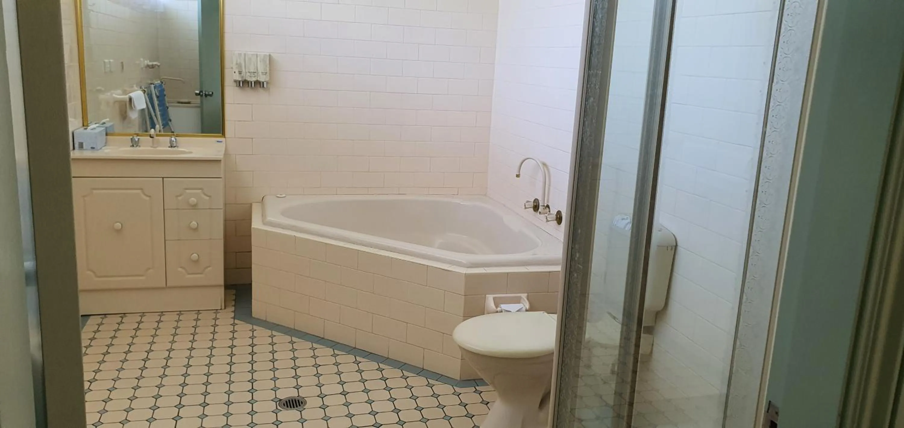 Bath in Golfview Lodge