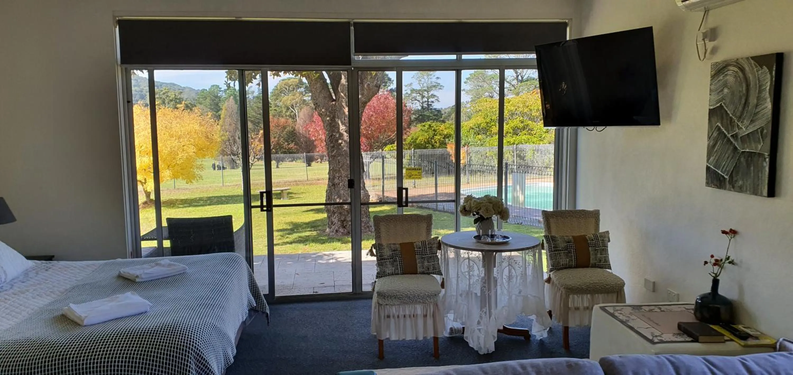 Seating area, Bed in Golfview Lodge
