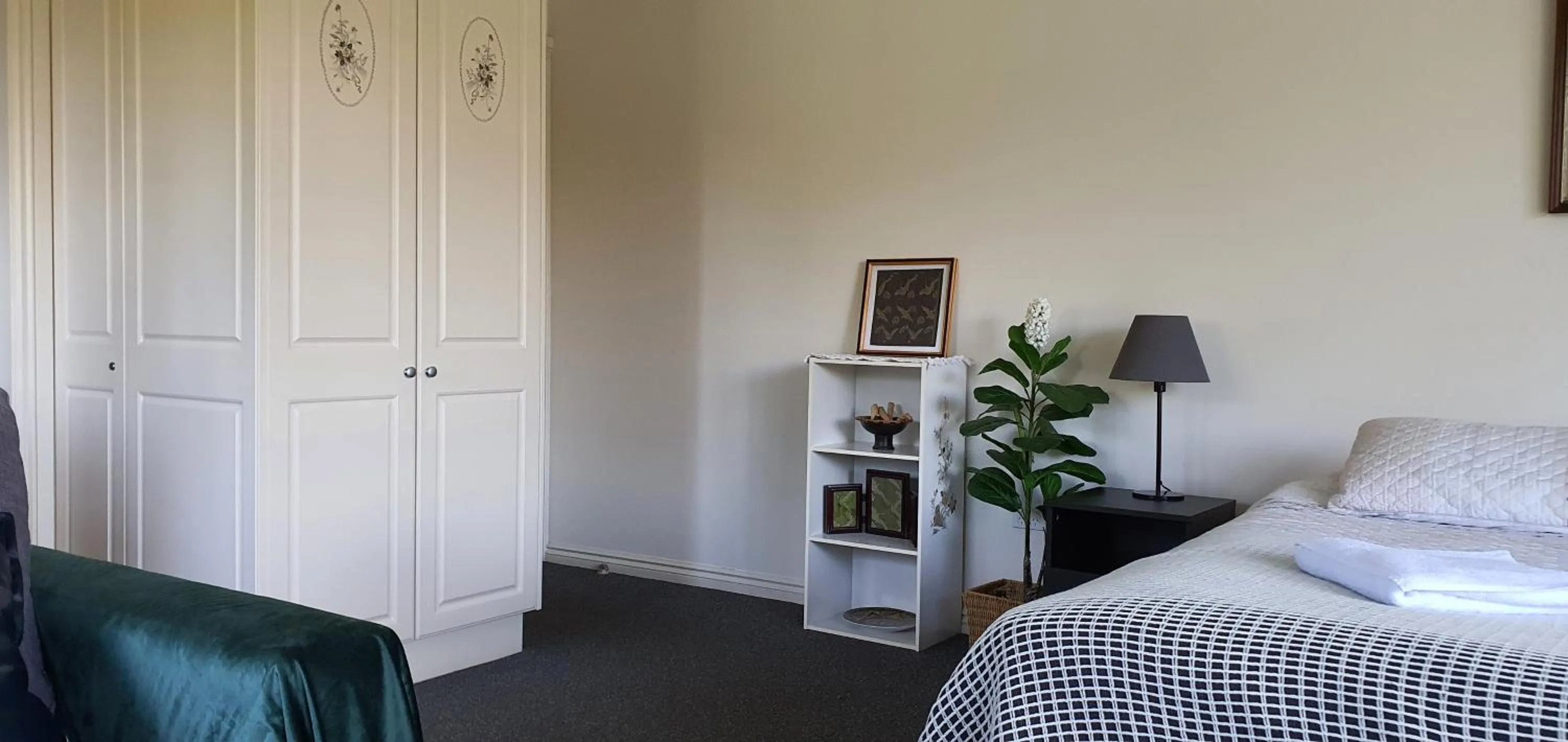 wardrobe, Bed in Golfview Lodge