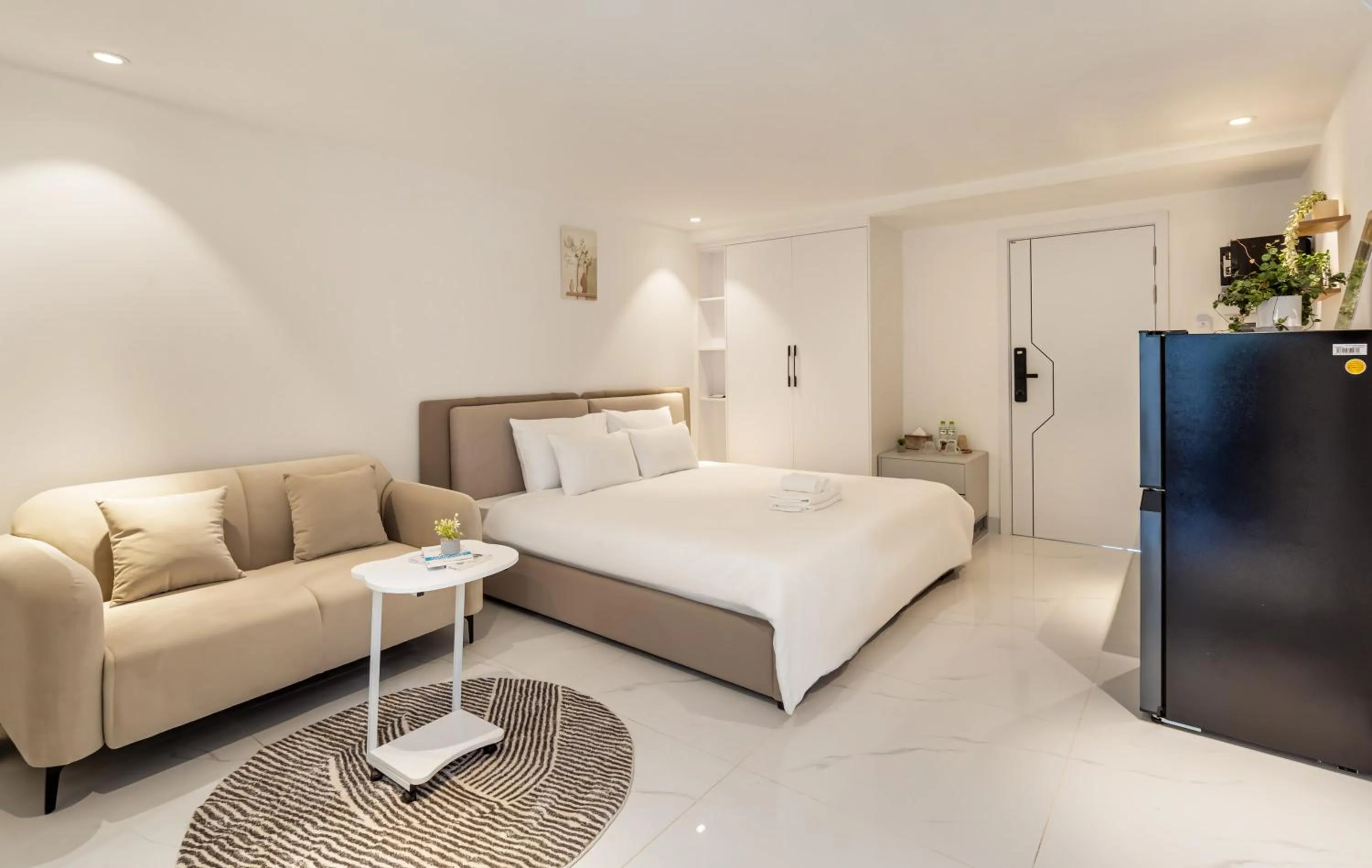 Photo of the whole room, Bed in The Royal Sky - Phu My Hung