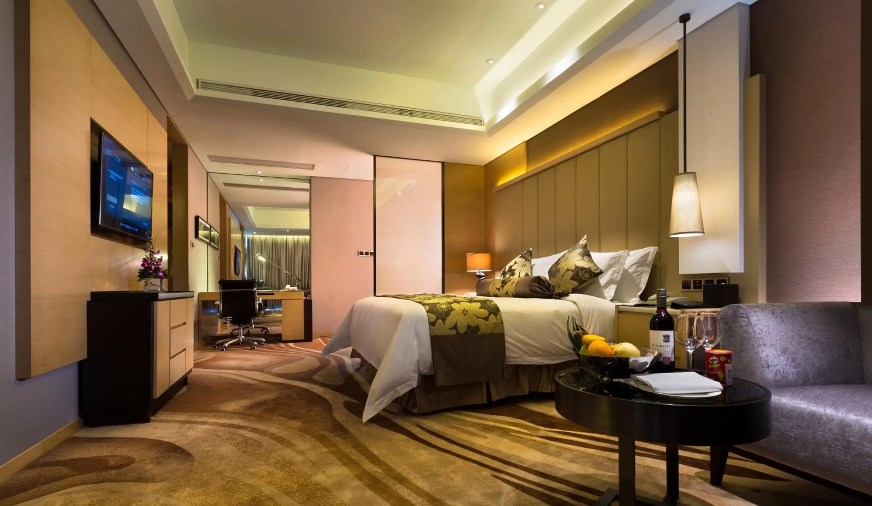 Bedroom, Bed in Shenzhen Futian Wyndham Grand