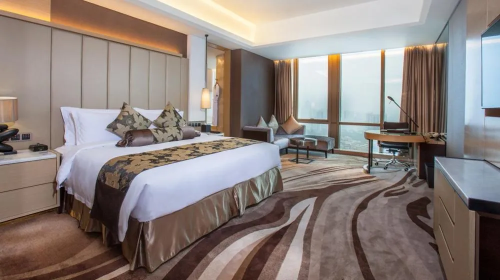 Bathroom, Bed in Shenzhen Futian Wyndham Grand