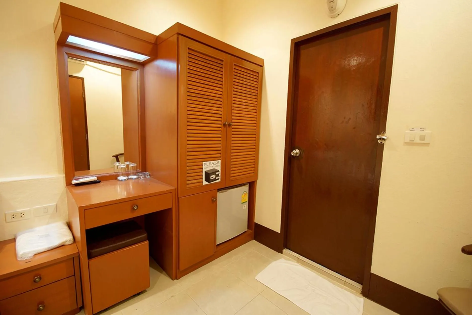 wardrobe in Walking Street Guest House