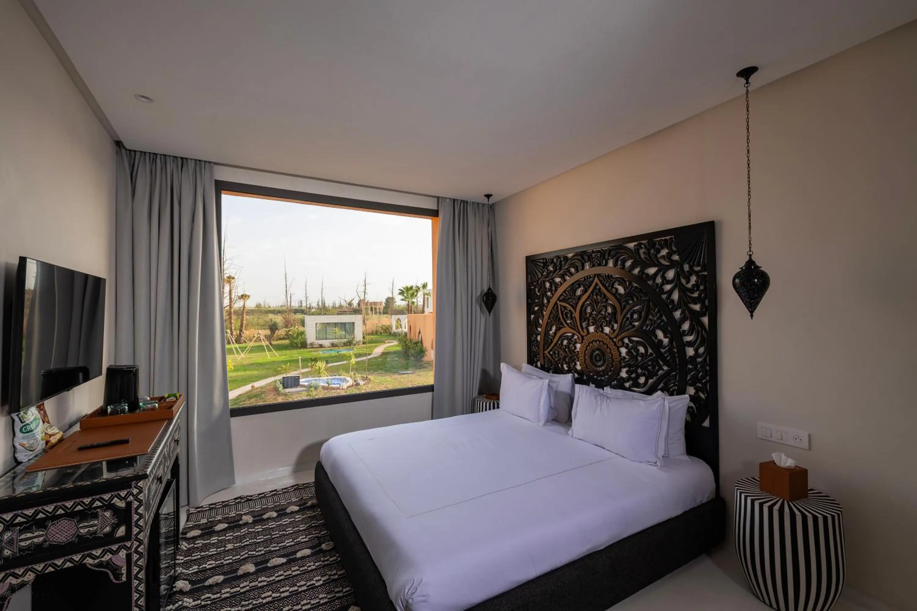 Communal lounge/ TV room, Bed in Yin Hotel & Spa