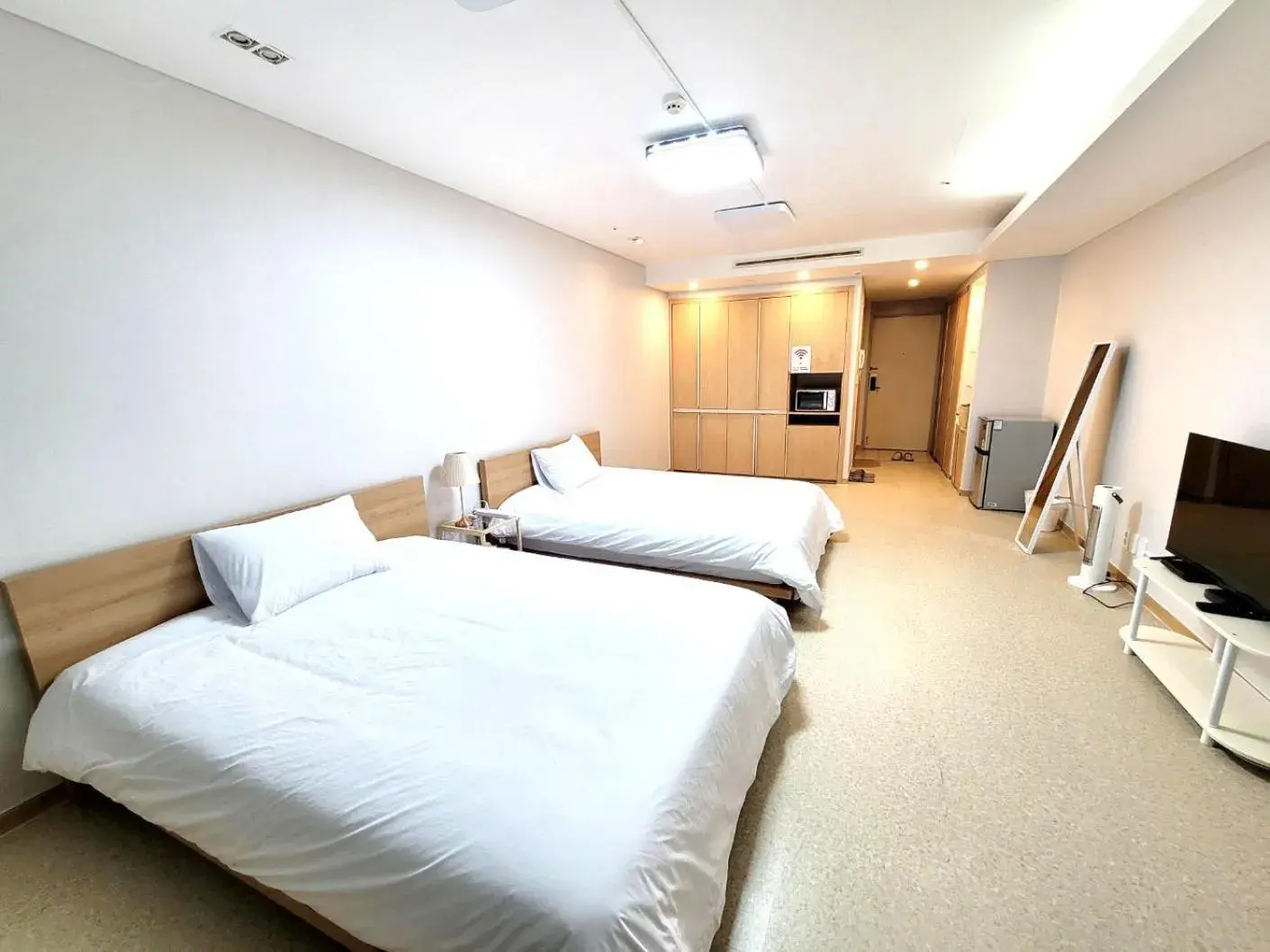 Twin Room with City View in Incheon Airport Line Guesthouse Twin Room with City View in Incheon Airport Line Guesthouse
