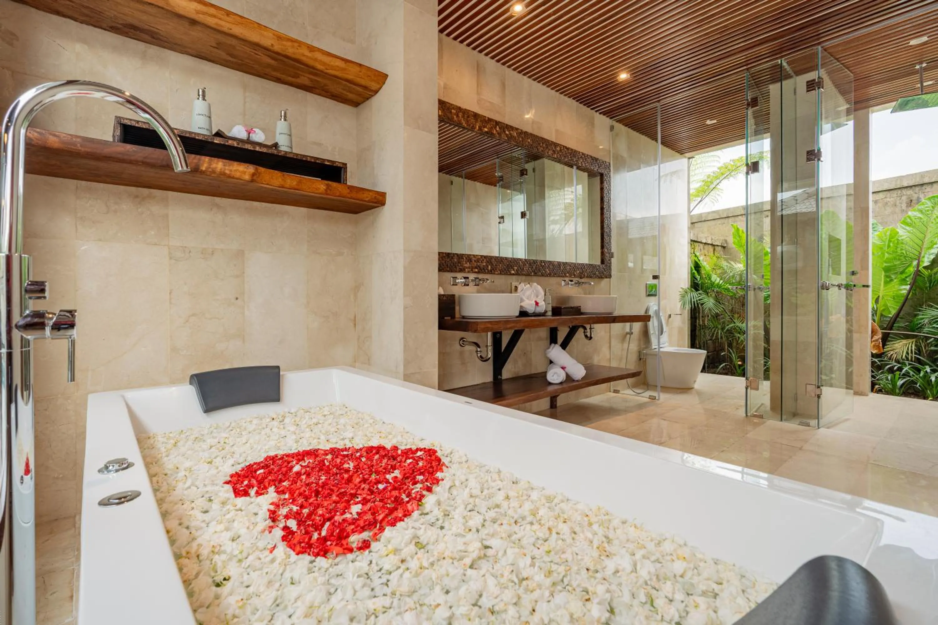 Bath in E Sanctuary Resort Ubud