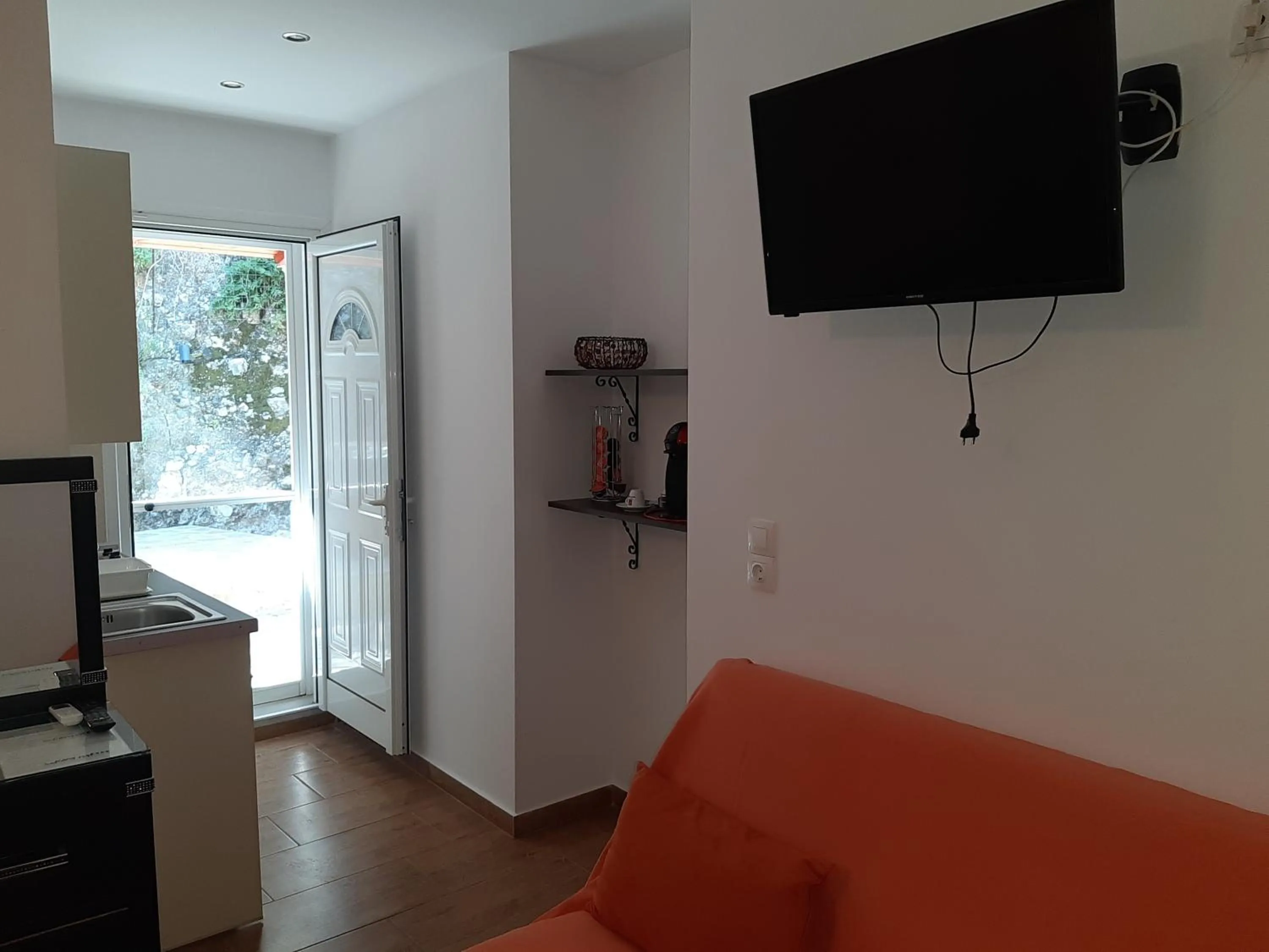 TV and multimedia in Paraskevi's Luxury Studios