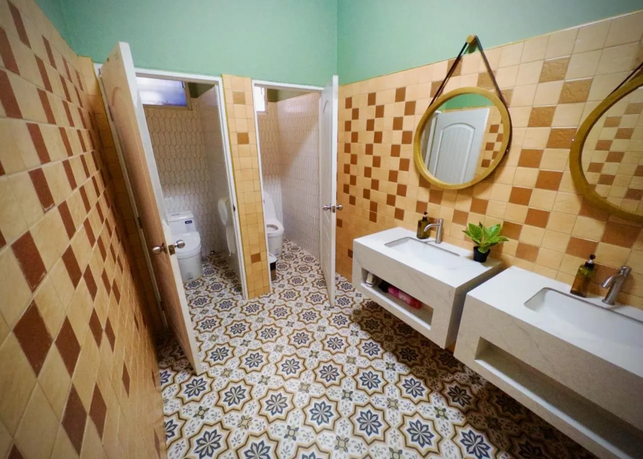 Restaurant/places to eat, Bed in Sugar and Spice Inn