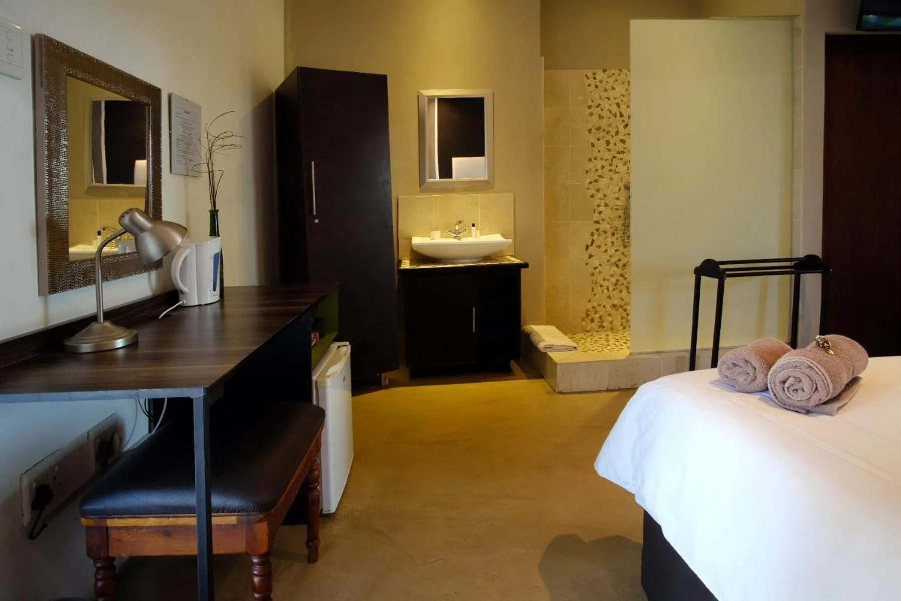 Shower, Bed in Cu Guest House