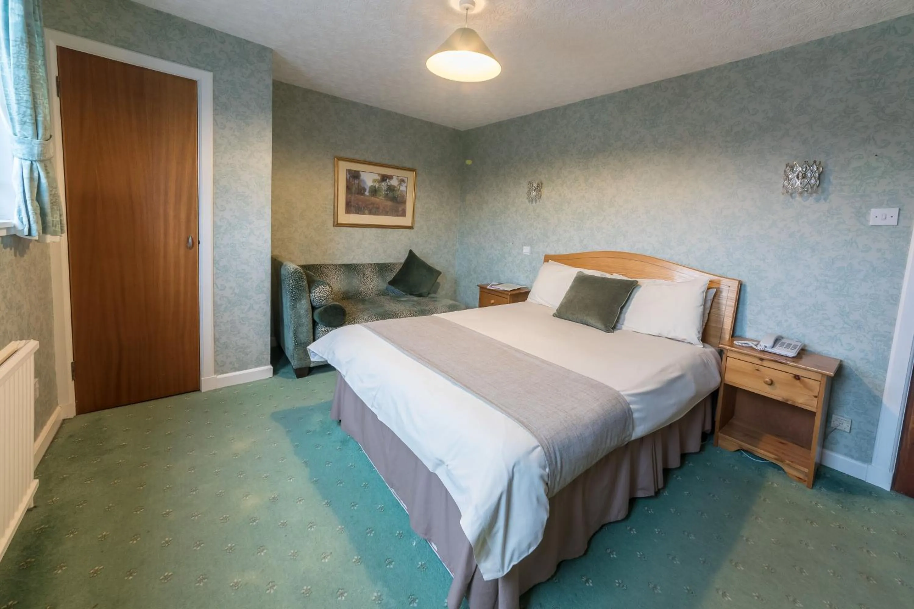 Photo of the whole room, Bed in Pentland Hotel