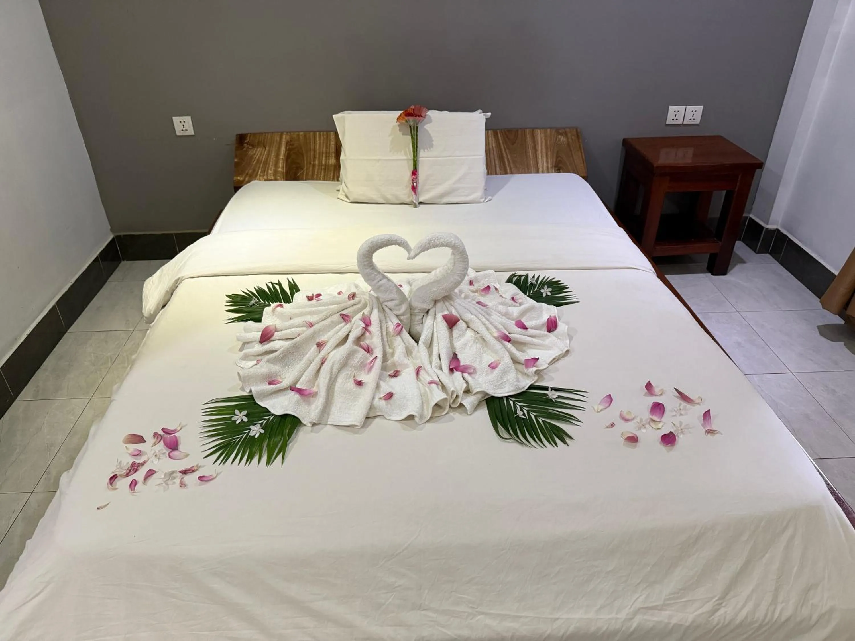 Bed in Neakru Guesthouse and Restaurant