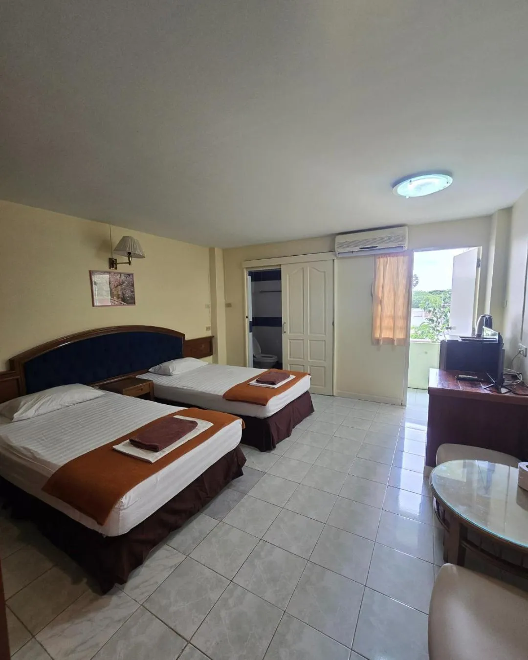 Photo of the whole room, Bed in Jardin