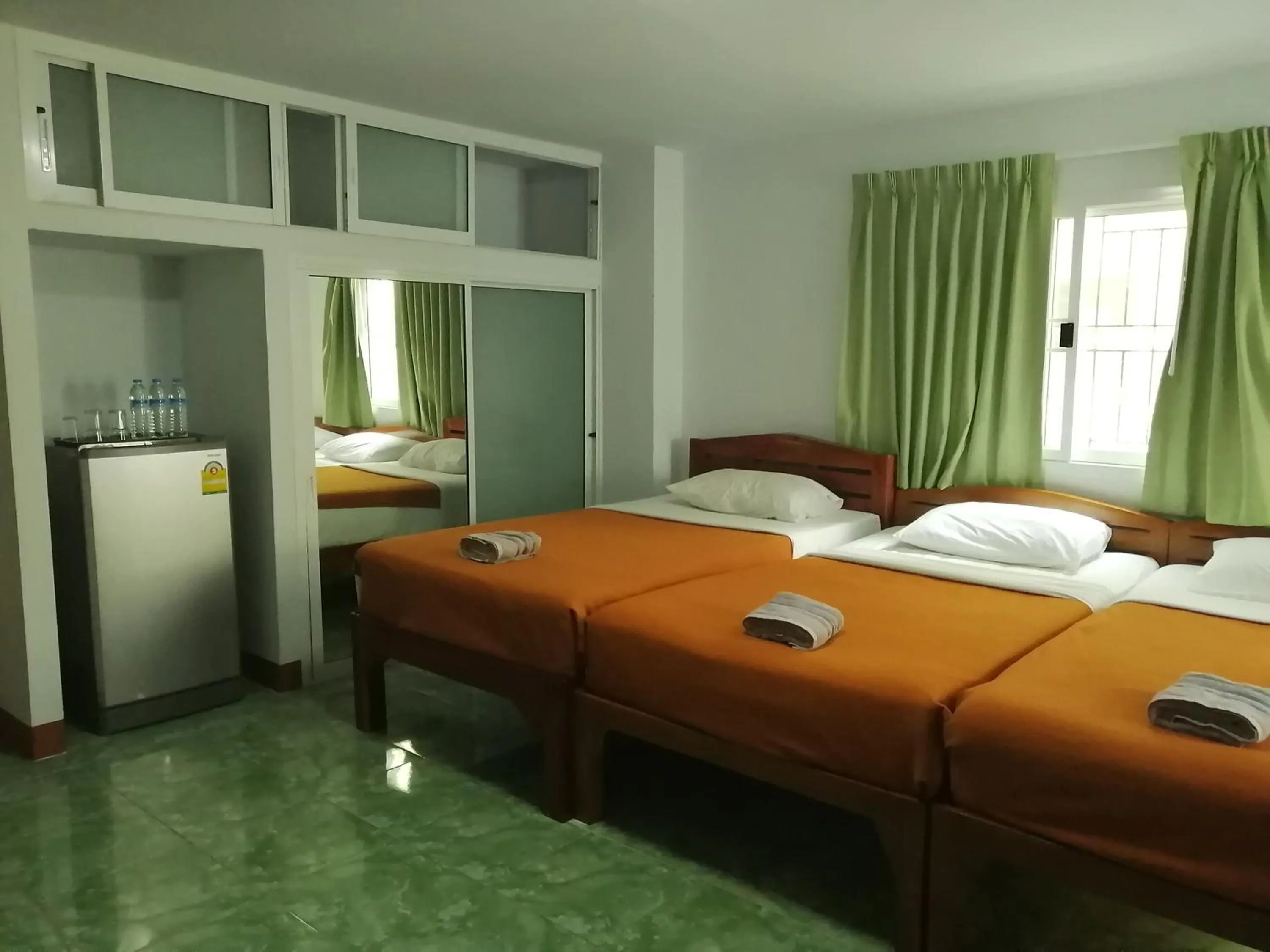 Photo of the whole room, Bed in Jardin