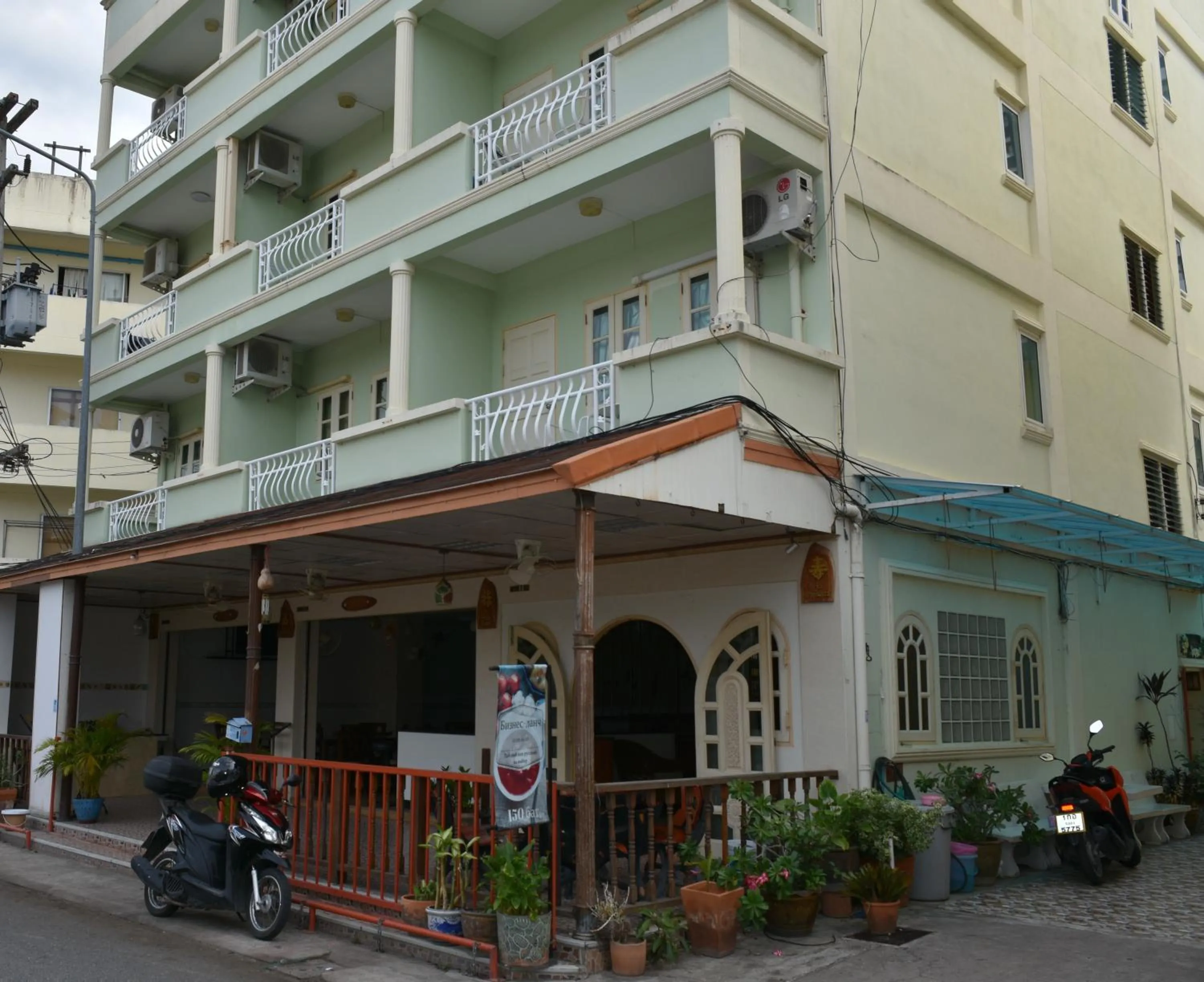 Facade/entrance in Jardin