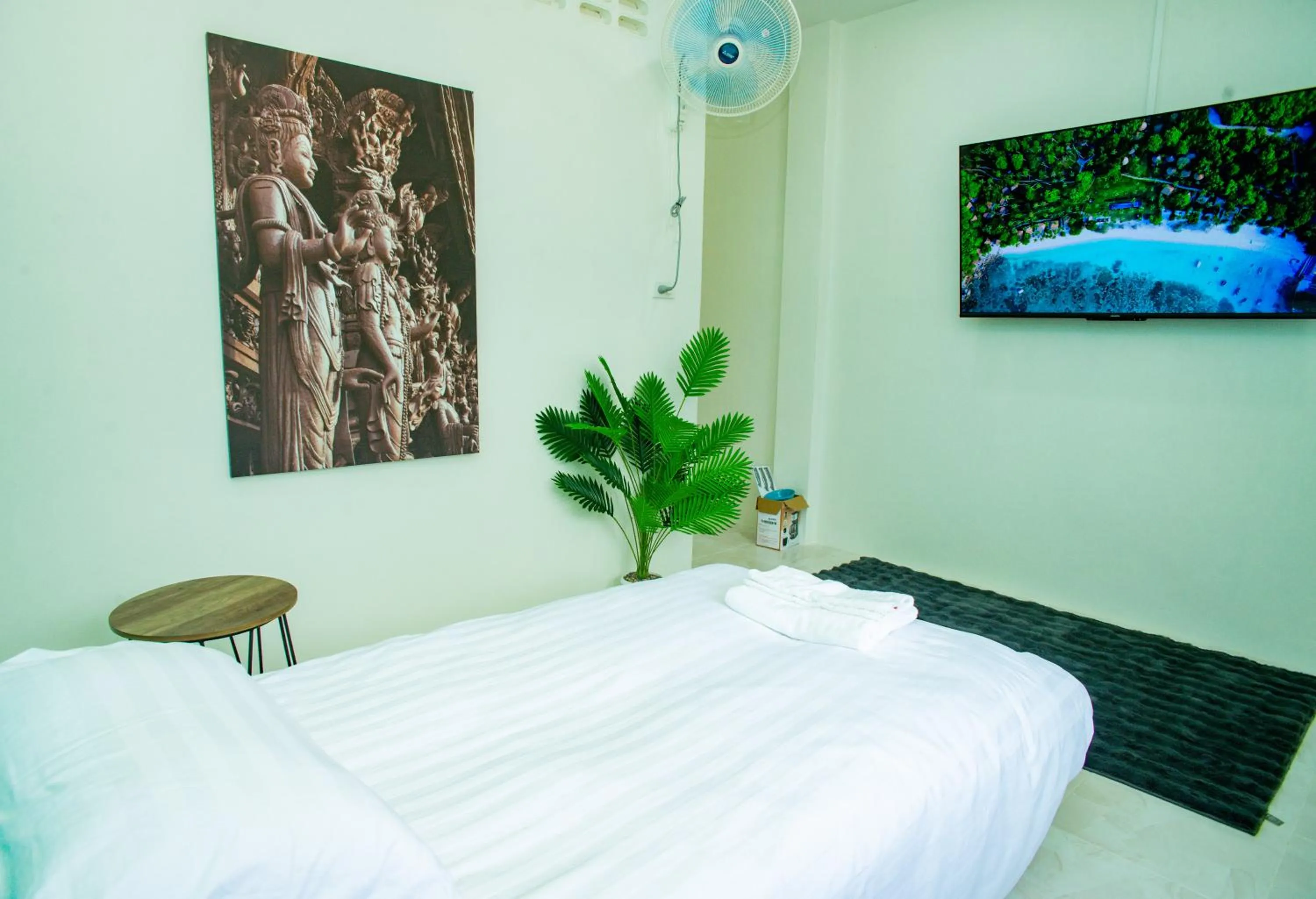 Living room, Bed in Songbird Suites