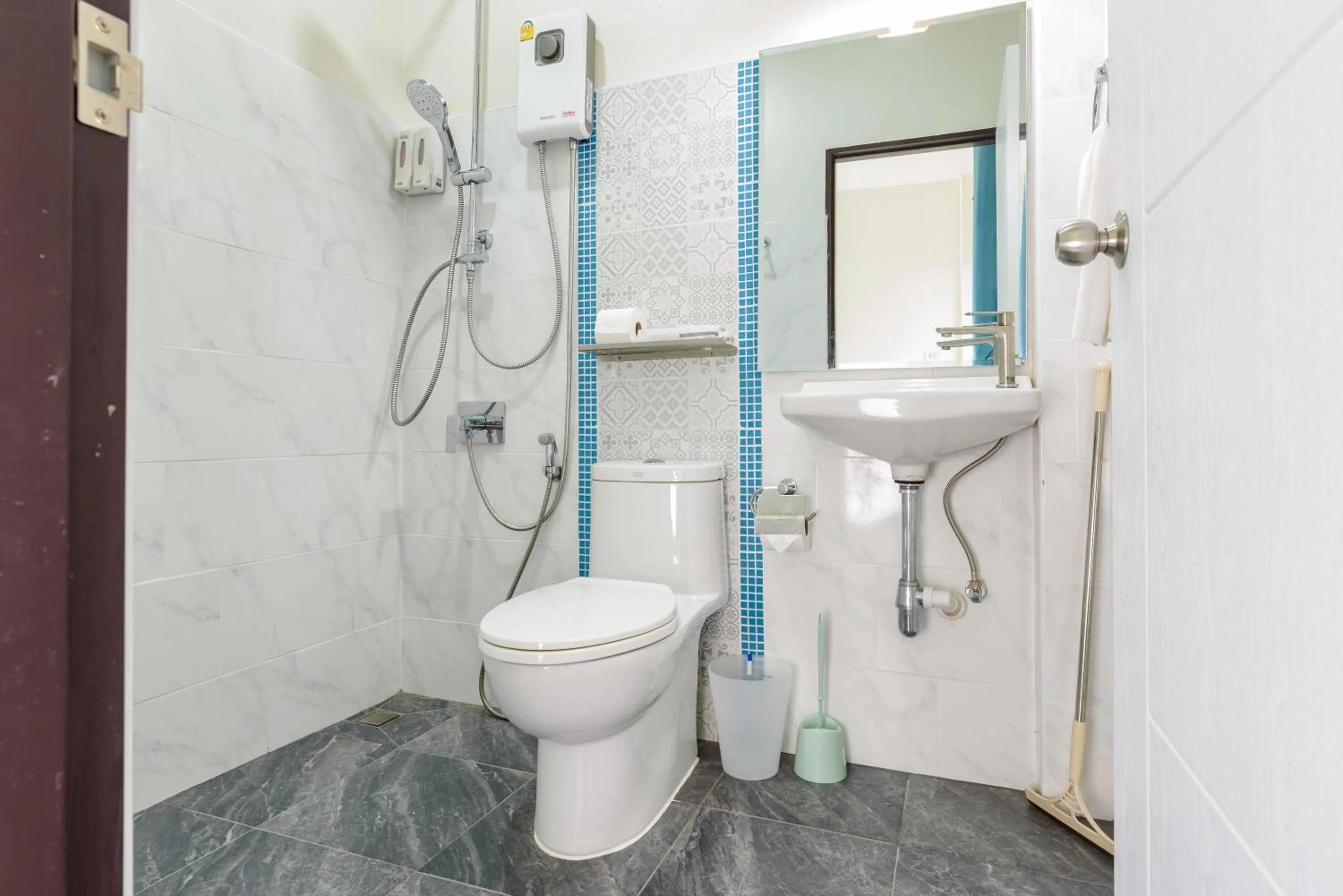 Shower in Songbird Suites