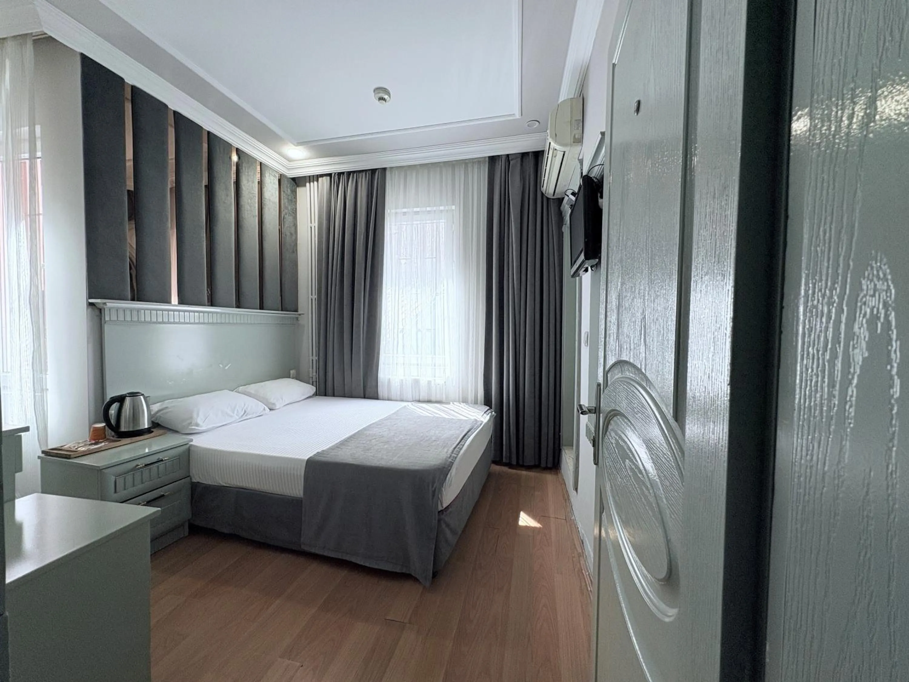 Photo of the whole room, Bed in Grand Hurriyet Hotel