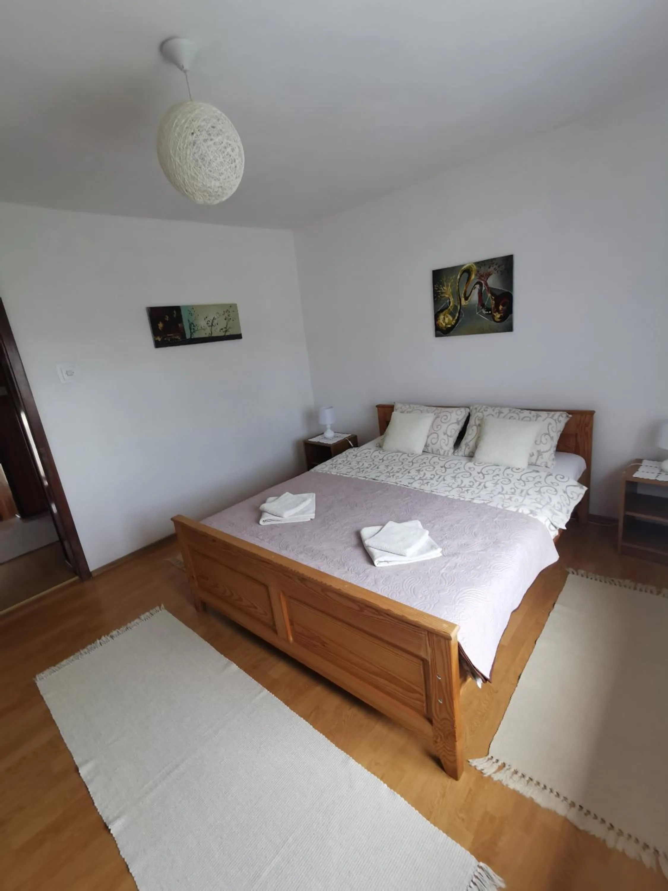 Day, Bed in Apartment Milka