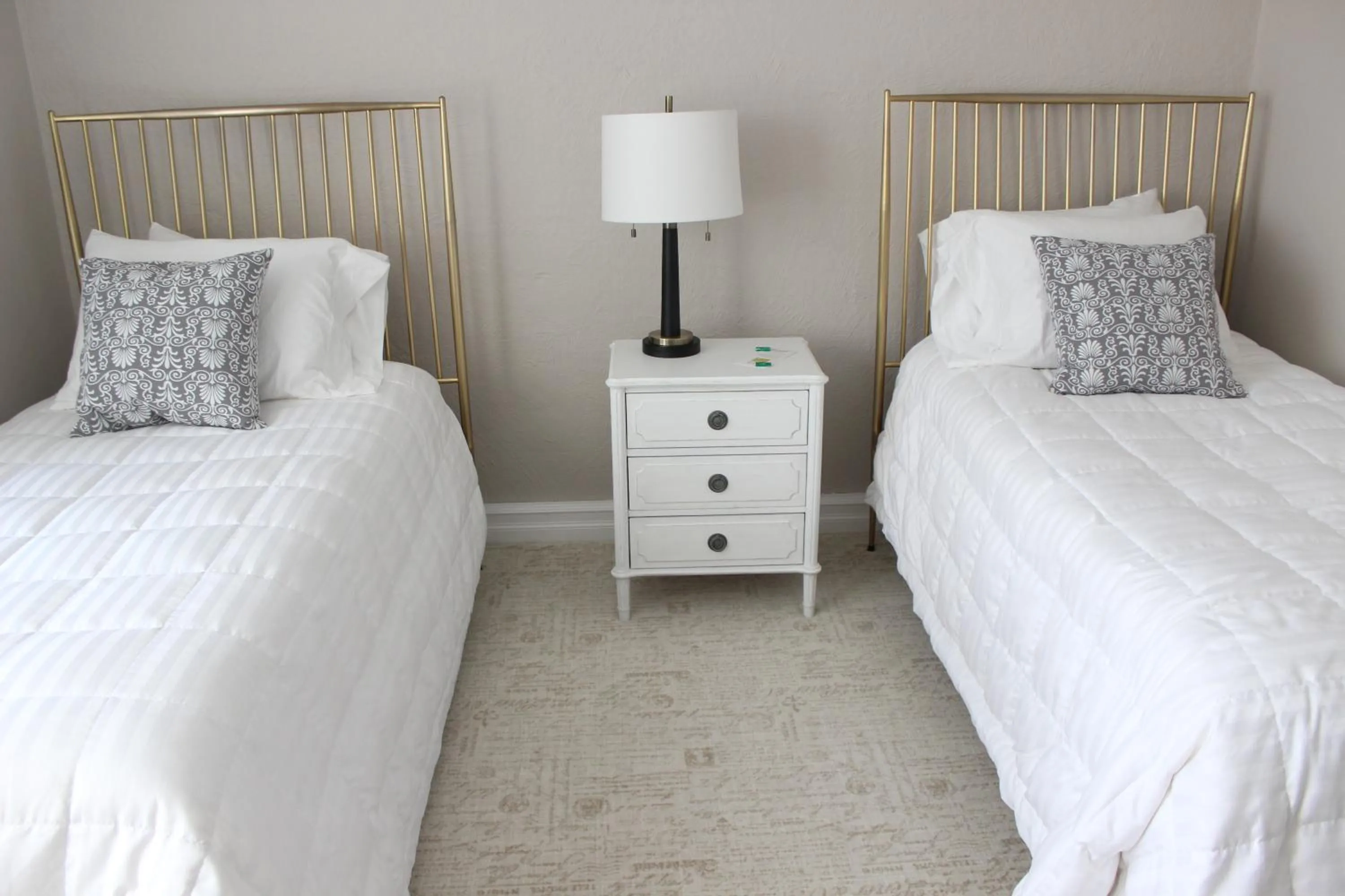 Photo of the whole room, Bed in Erik's Retreat