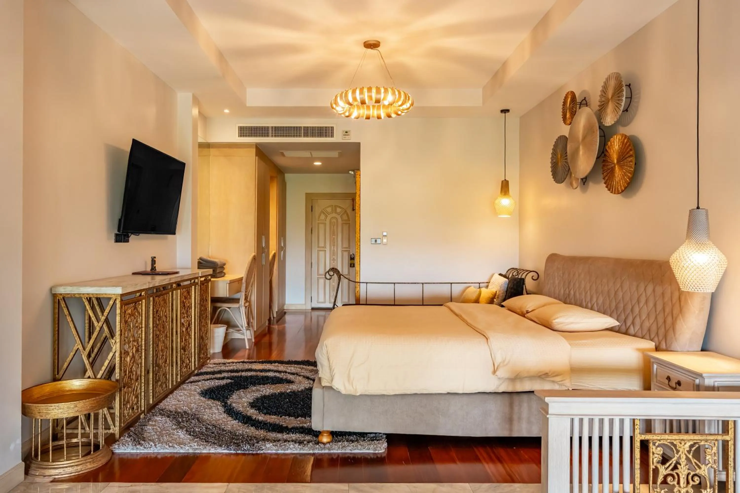 Communal lounge/ TV room, Bed in Ocean Pearl Seaview Residence