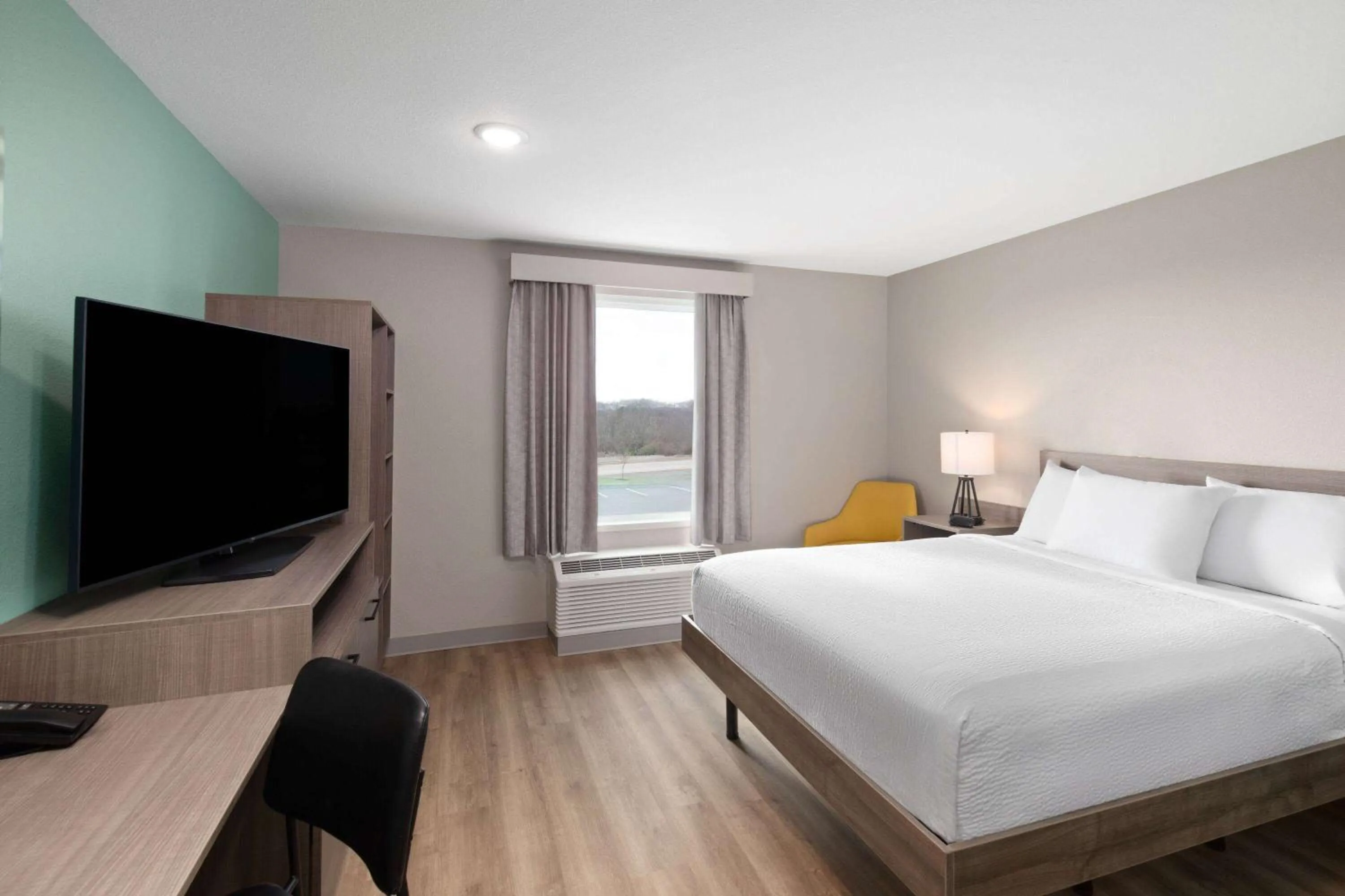 Photo of the whole room, Bed in ECHO Suites Extended Stay by Wyndham Nashville/ Gallatin