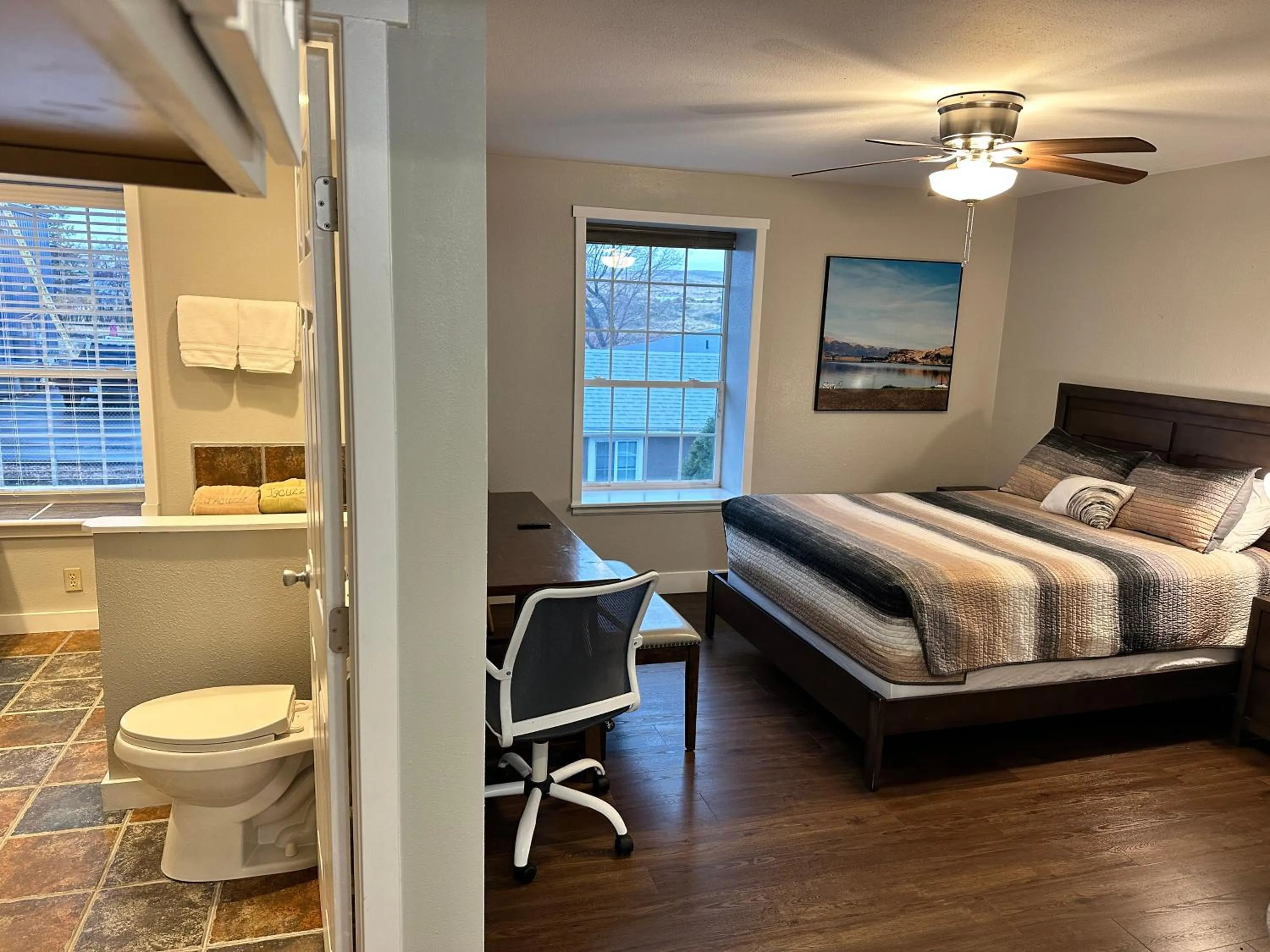 Bathroom, Bed in Soap Lake Natural Spa & Resort