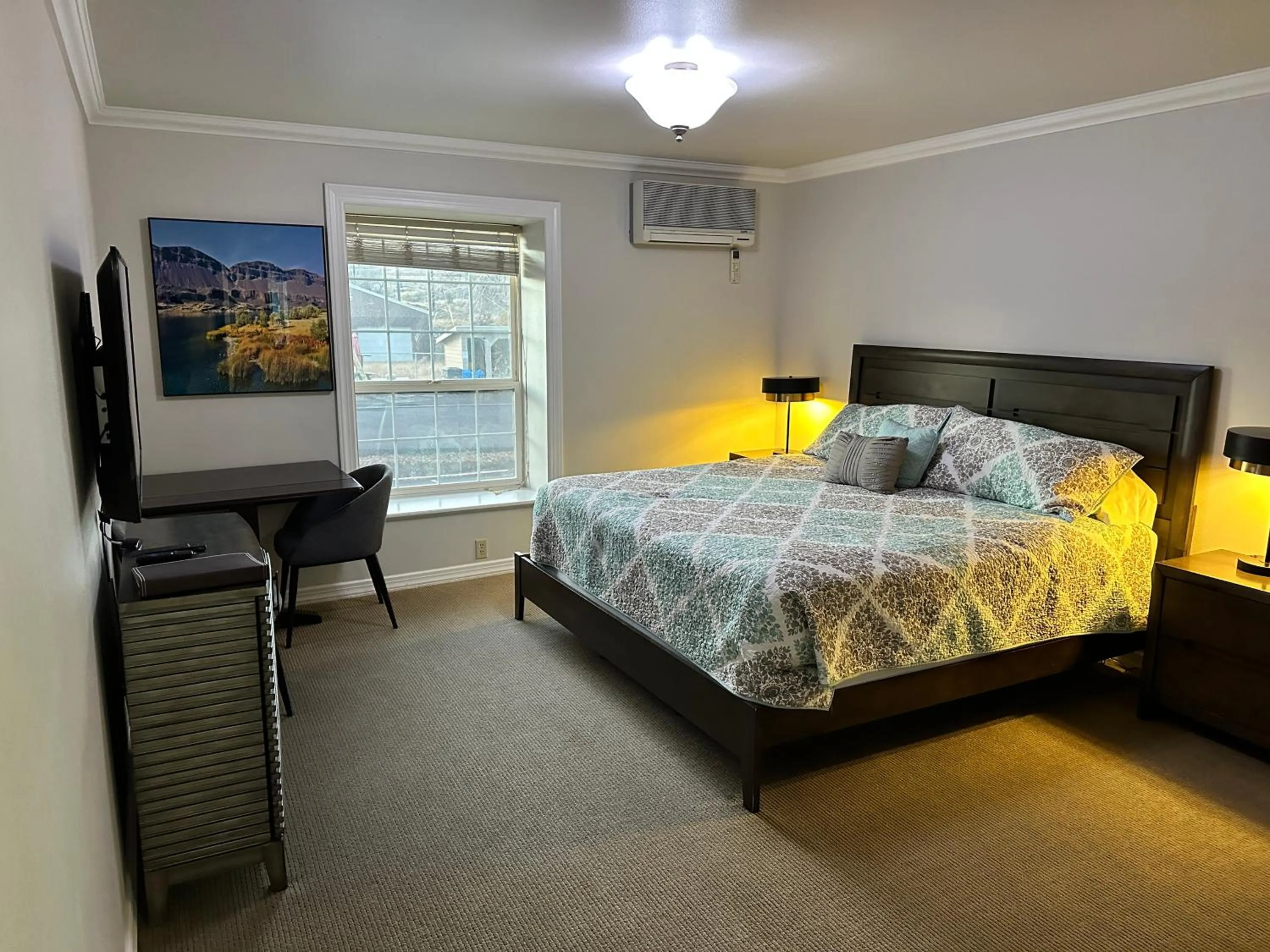Photo of the whole room, Bed in Soap Lake Natural Spa & Resort