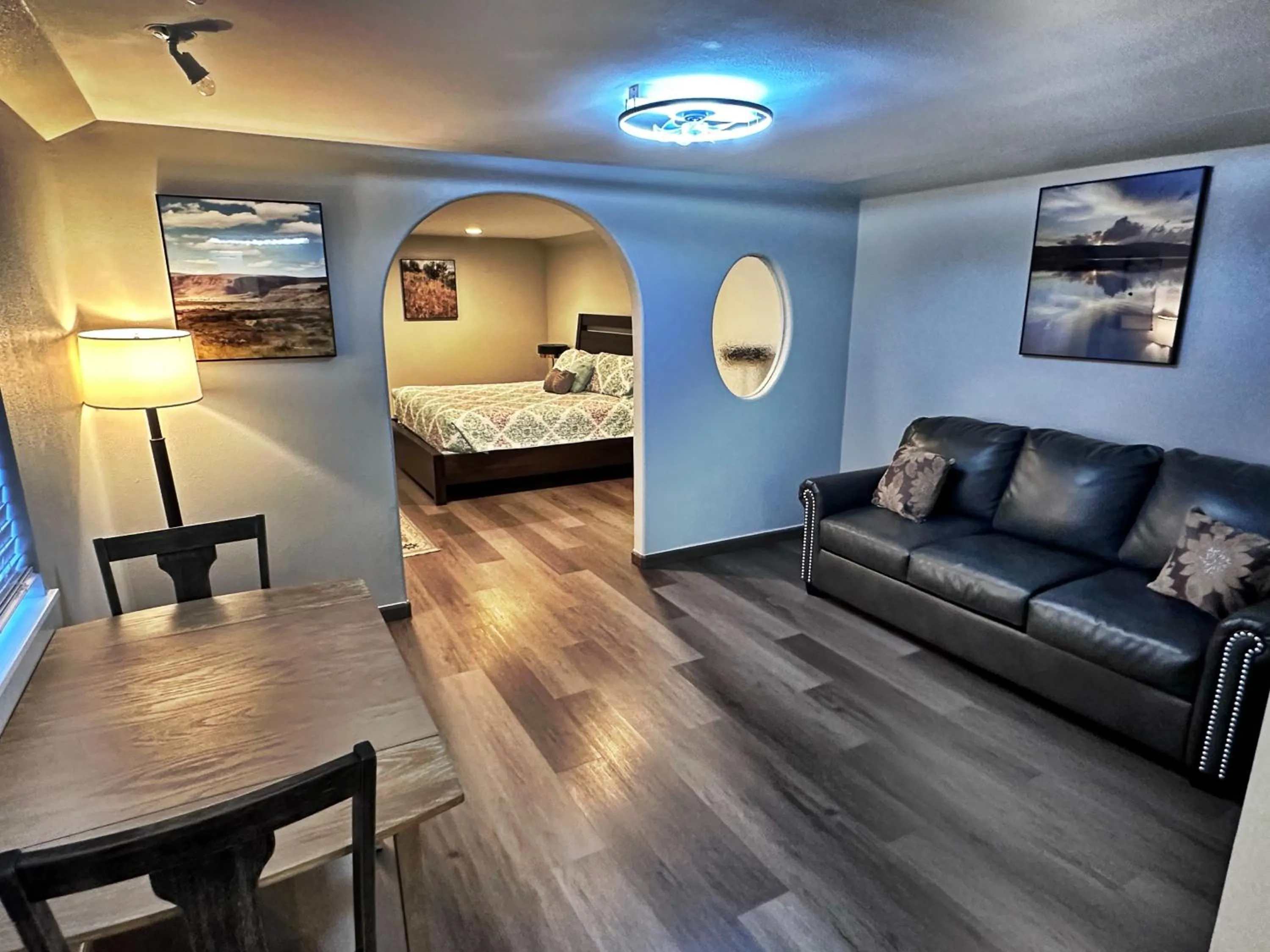 Living room, Bed in Soap Lake Natural Spa & Resort