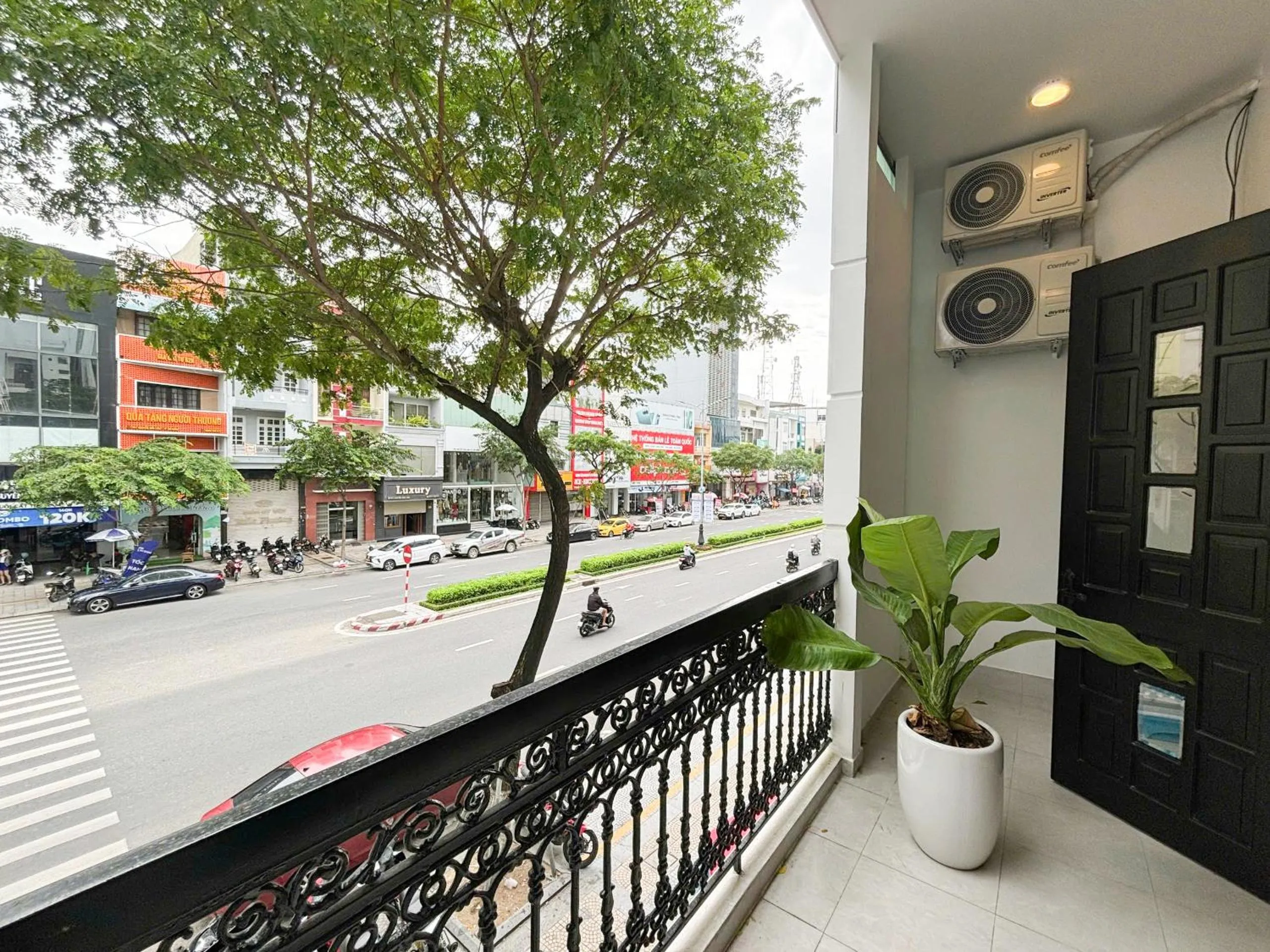 Street view in Mint Airport Central Hotel Danang By Haviland