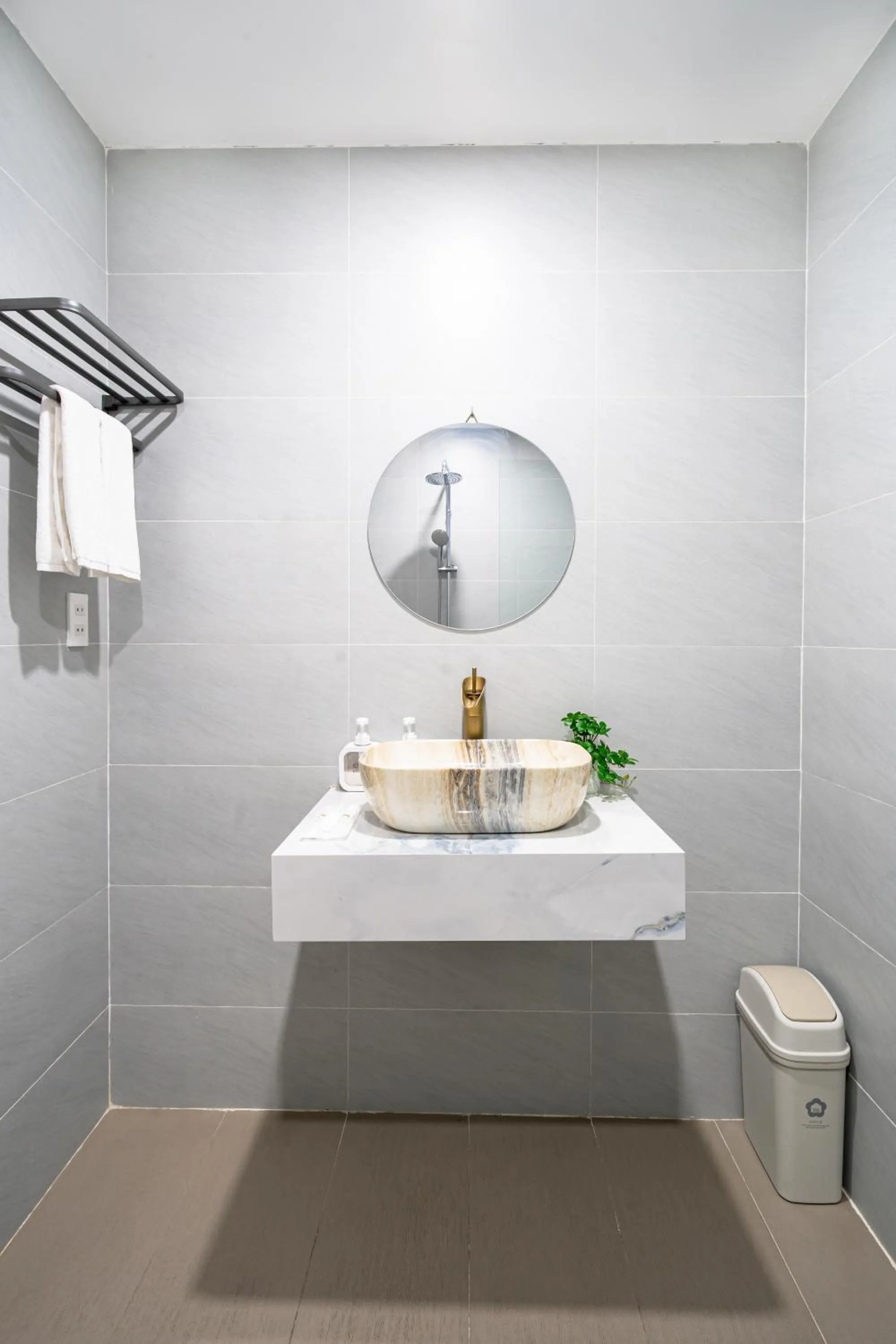 Toilet in Mint Airport Central Hotel Danang By Haviland