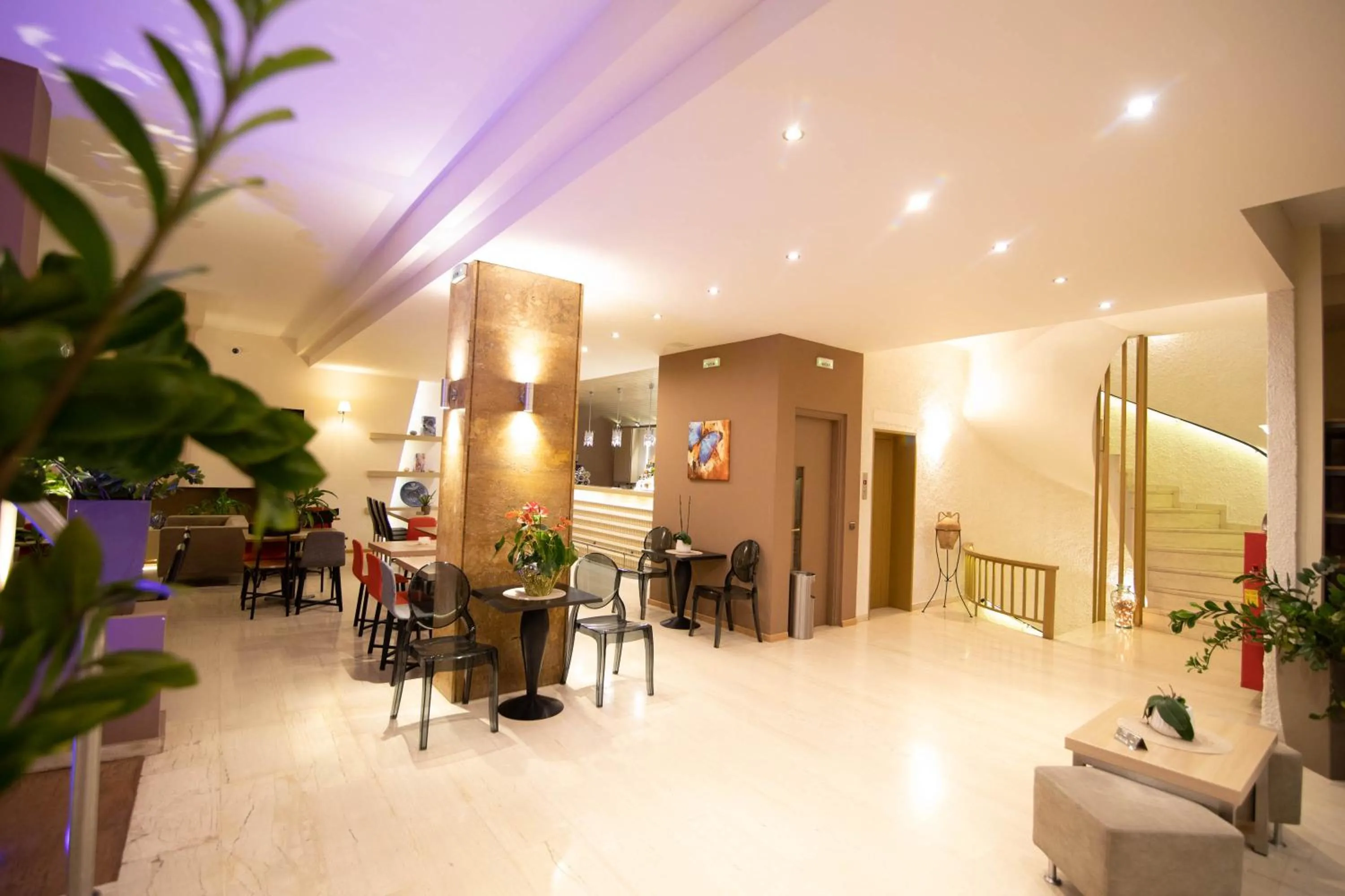 Communal lounge/ TV room in Nidimos Hotel