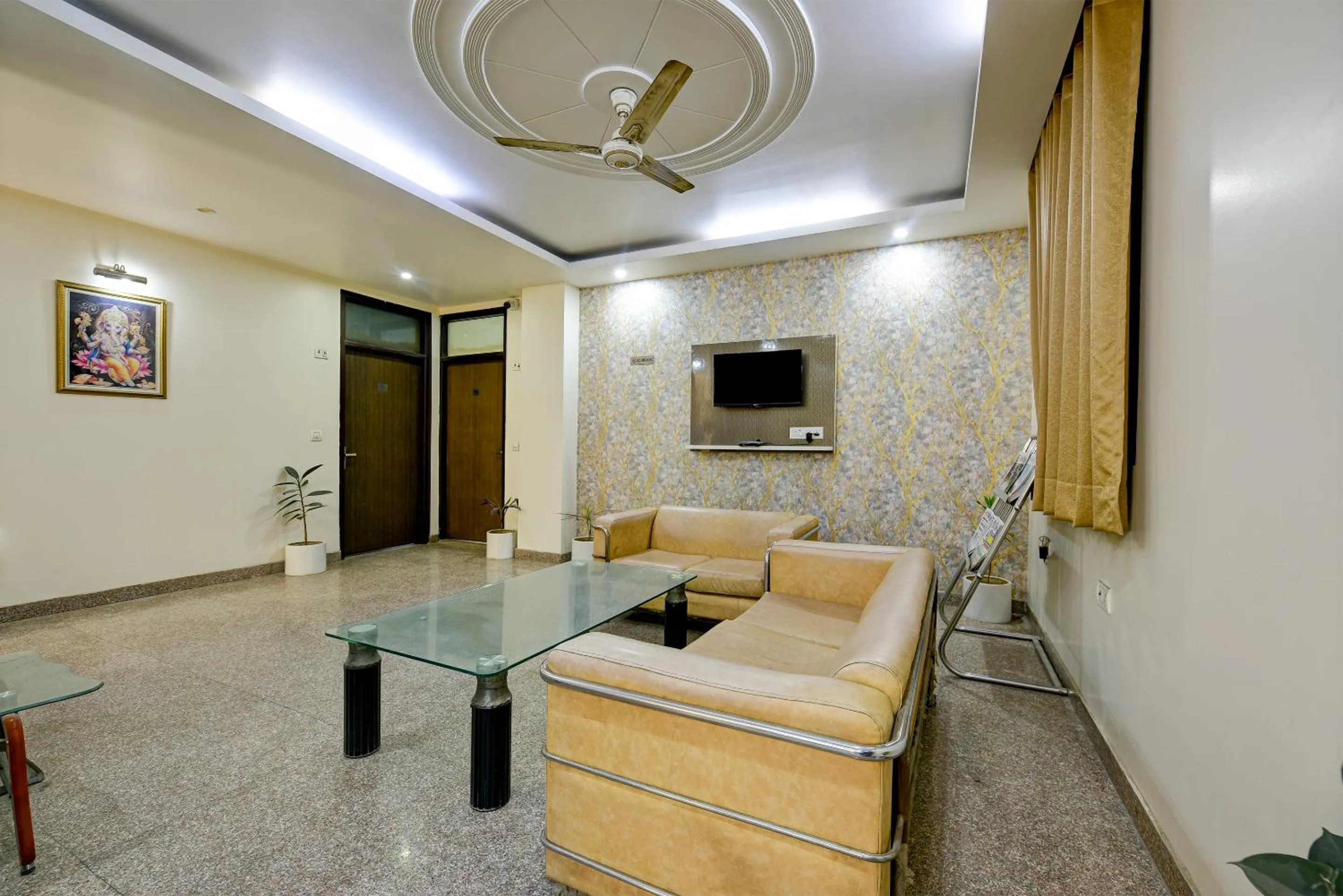 Communal lounge/ TV room in Hotel Mayank Plaza-Near IGI Airport Terminal-3