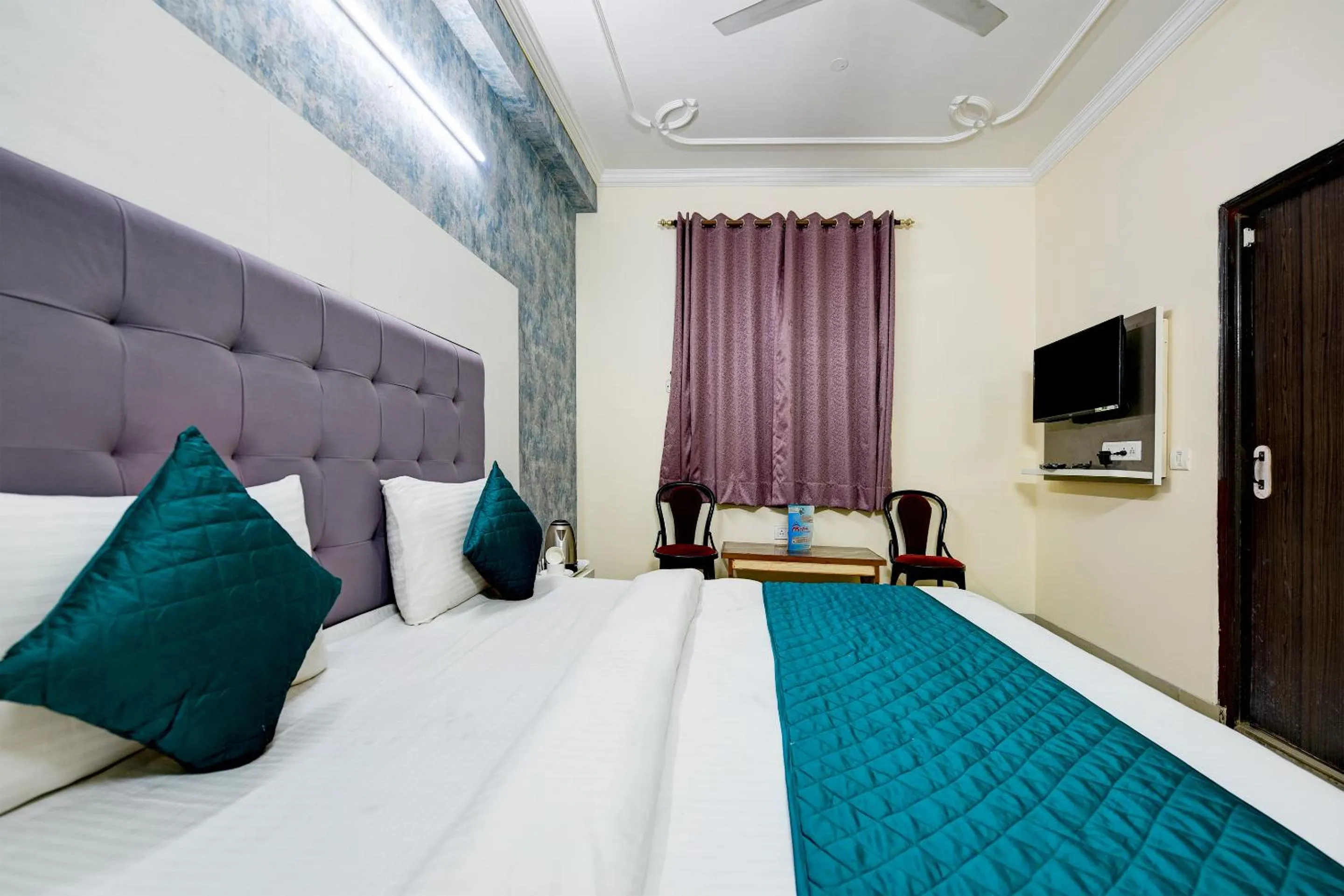 Communal lounge/ TV room, Bed in Hotel Mayank Plaza-Near IGI Airport Terminal-3