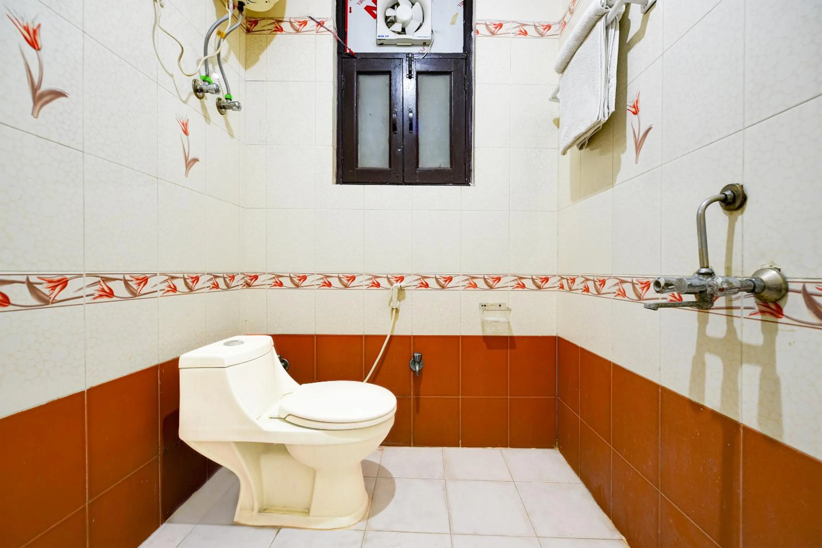 Shower in Hotel Mayank Plaza-Near IGI Airport Terminal-3