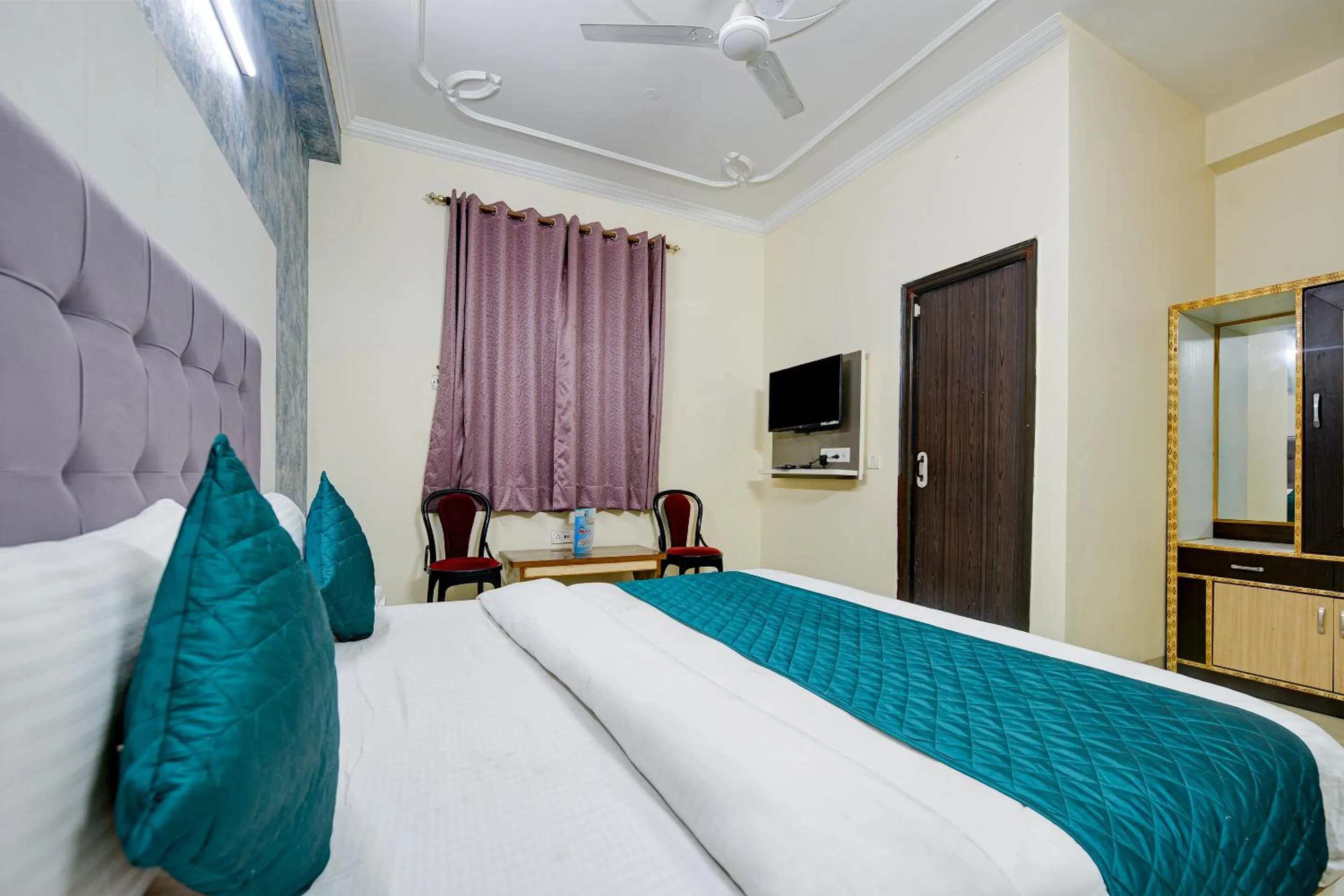 Communal lounge/ TV room, Bed in Hotel Mayank Plaza-Near IGI Airport Terminal-3