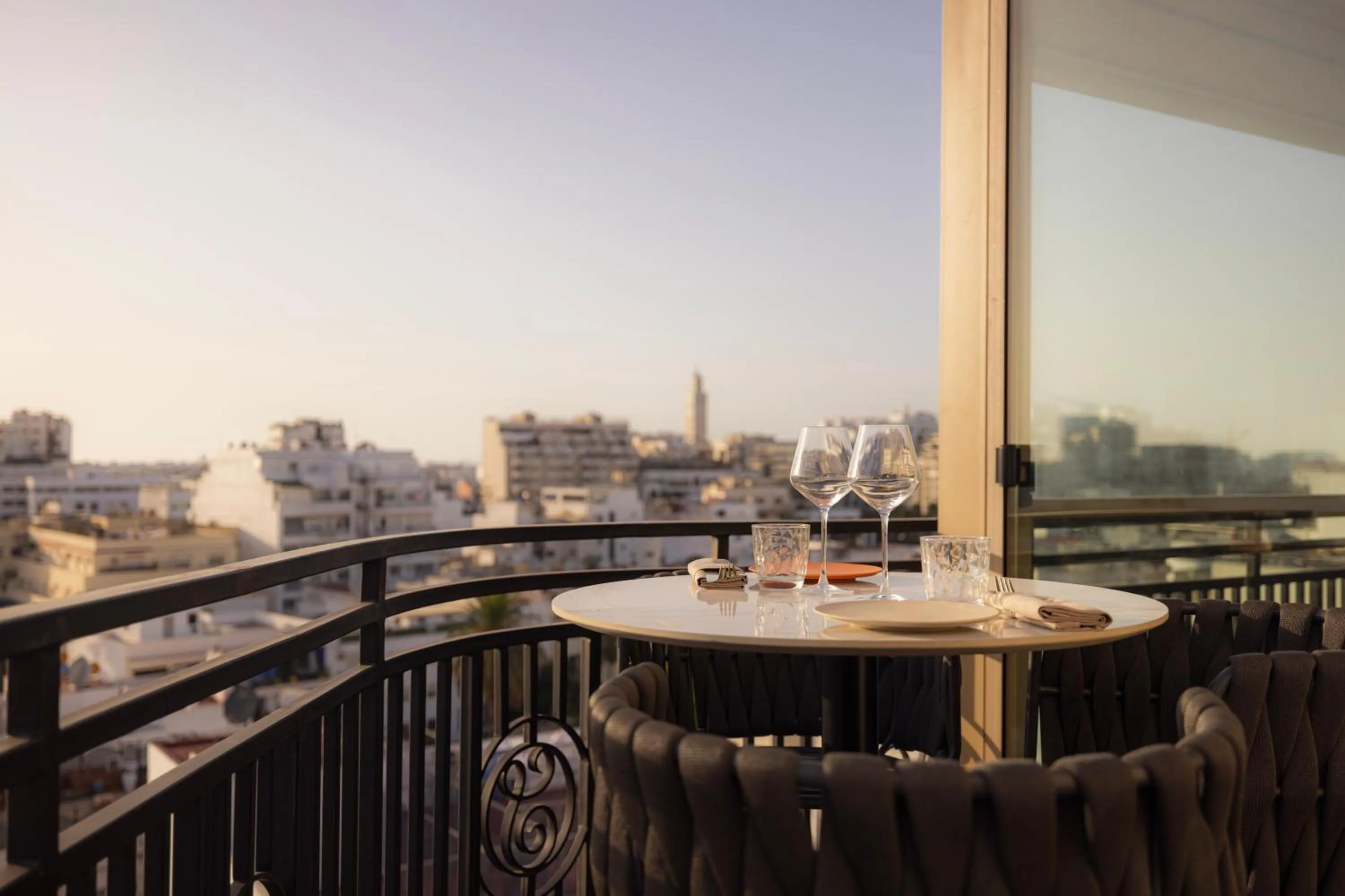 Restaurant/places to eat in Le Square By Onomo Collection