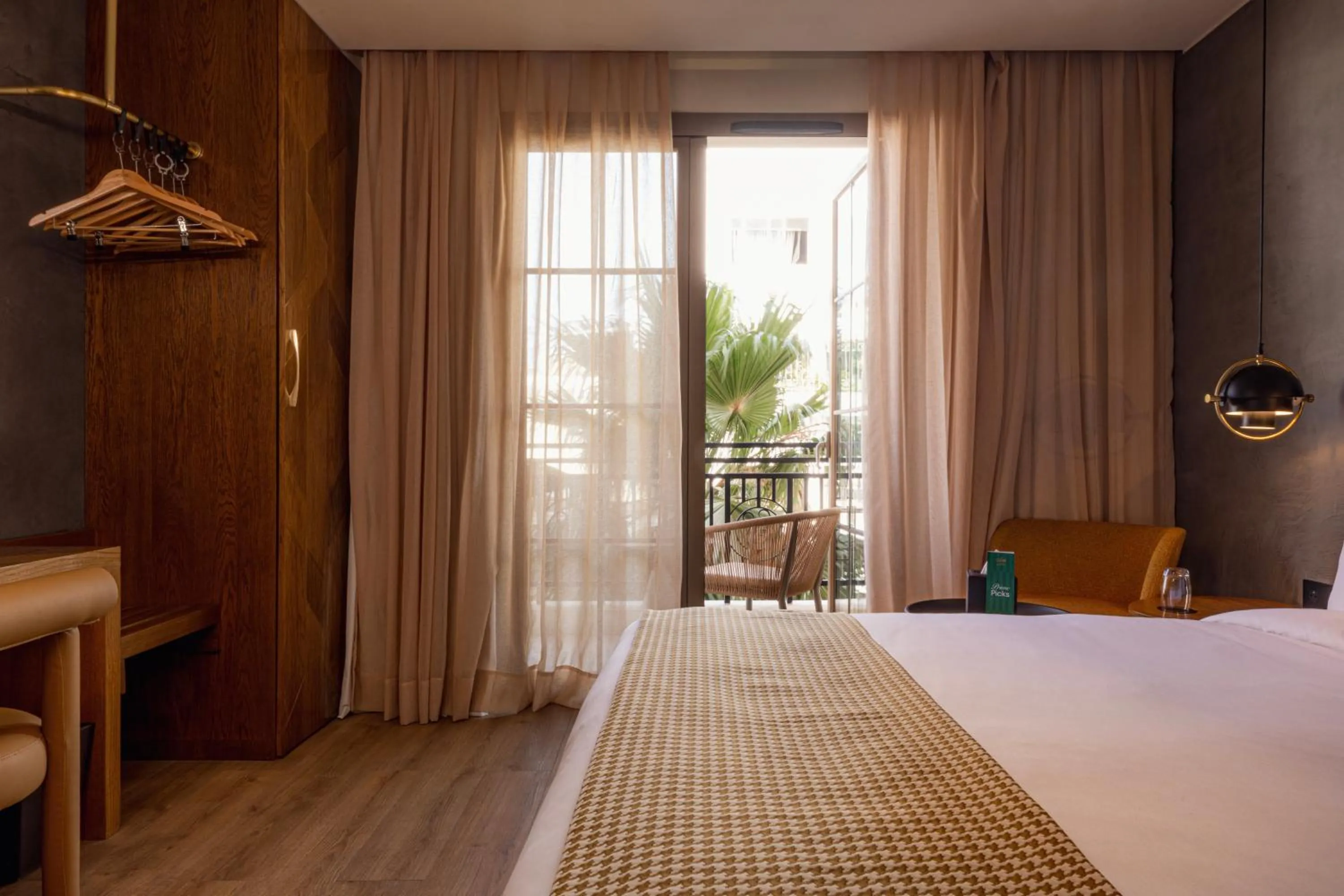 Balcony/Terrace, Bed in Le Square By Onomo Collection