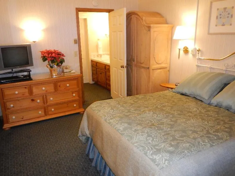 Bedroom, Bed in GetAways at Olympic Village Inn