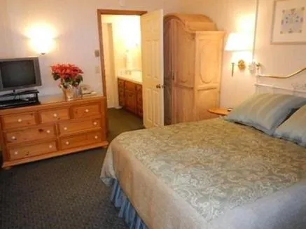 Bedroom, Bed in GetAways at Olympic Village Inn