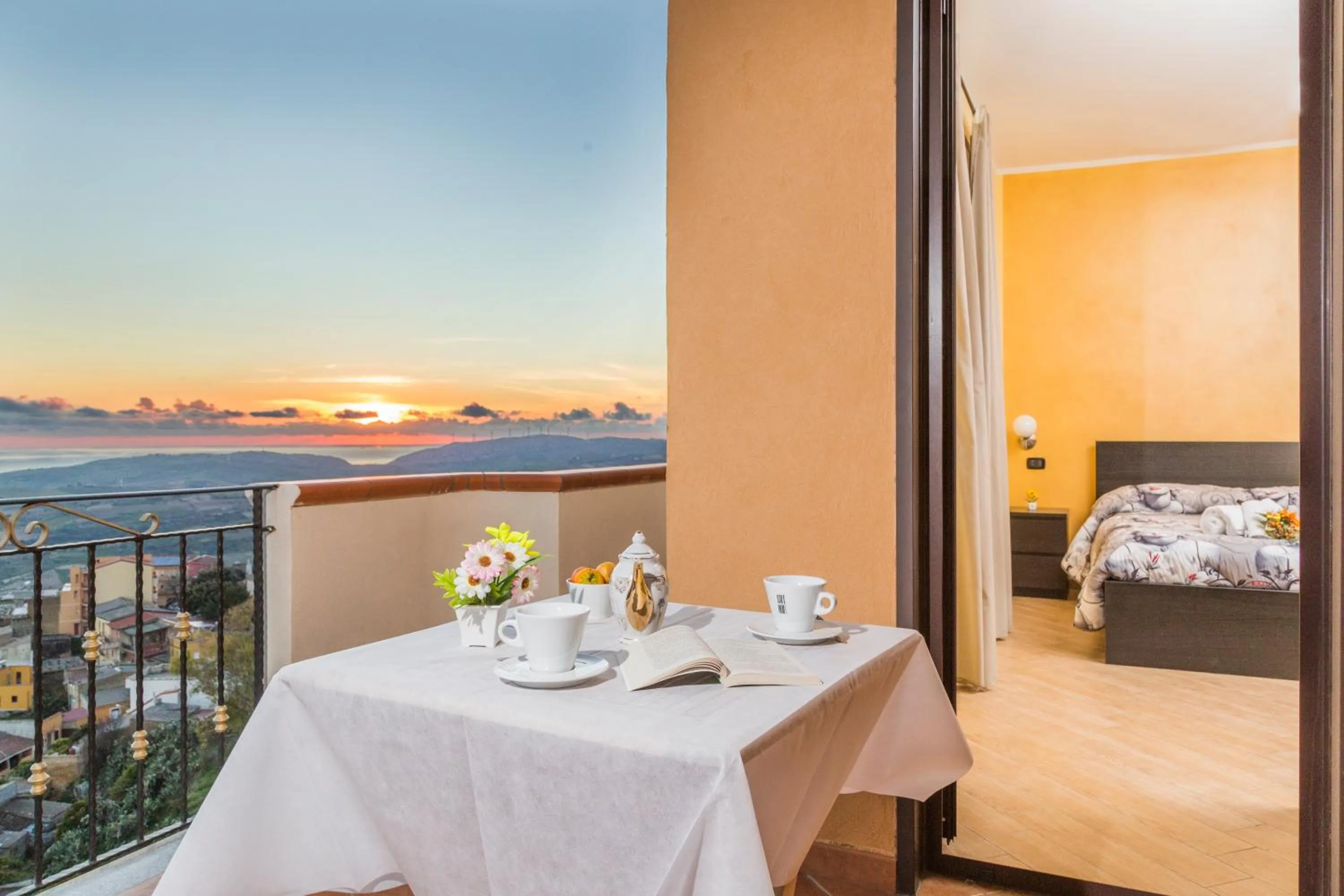 Sunset, Bed in B&B Montemare