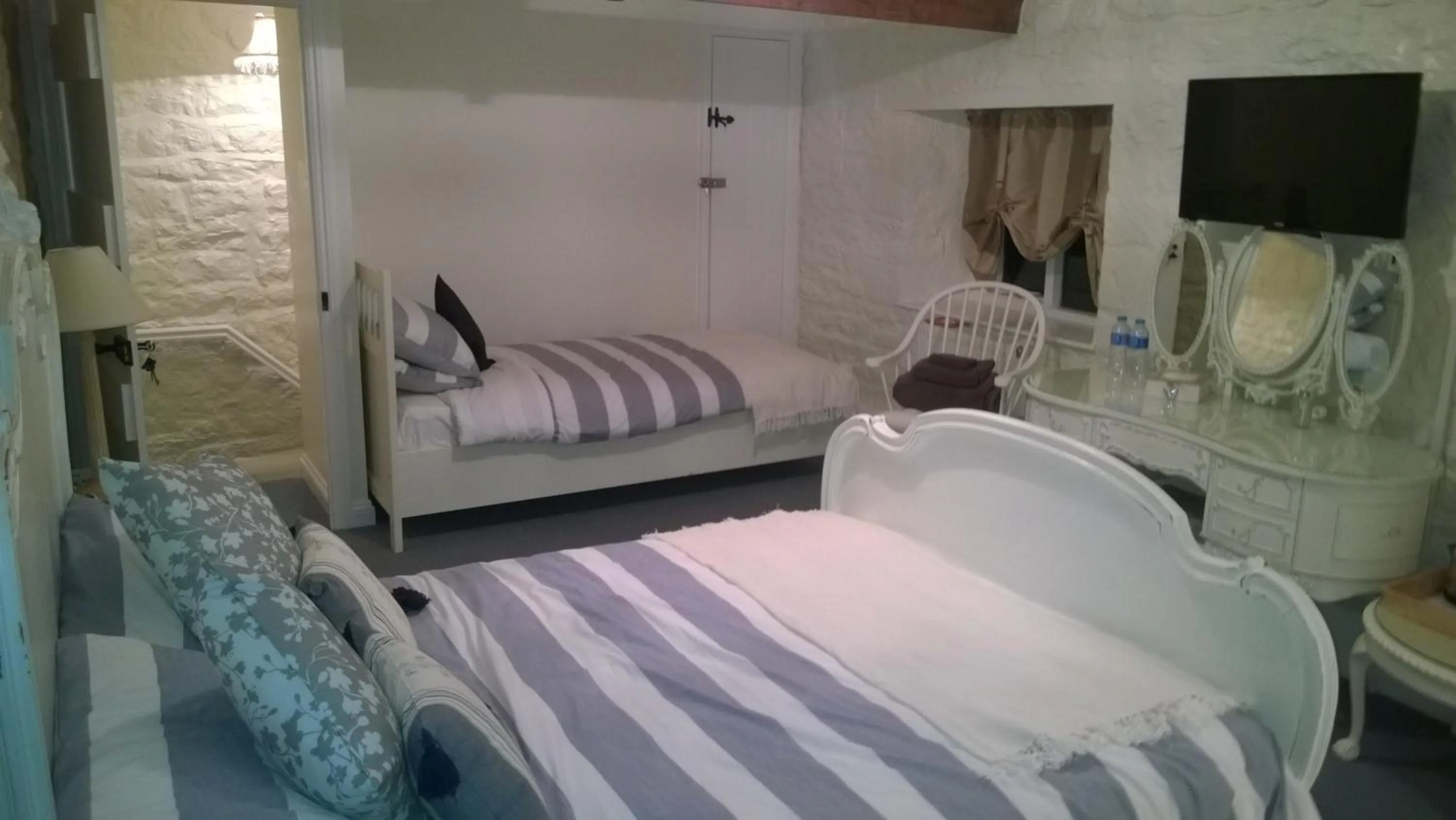 Bedroom, Bed in Troy House