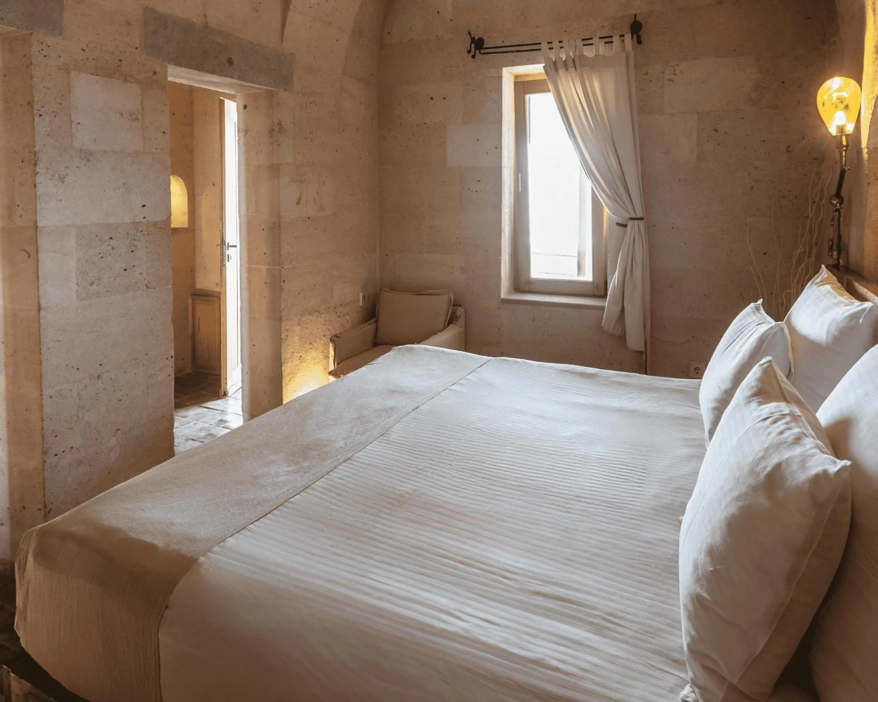 Photo of the whole room, Bed in Millstone Cave Suites Hotel