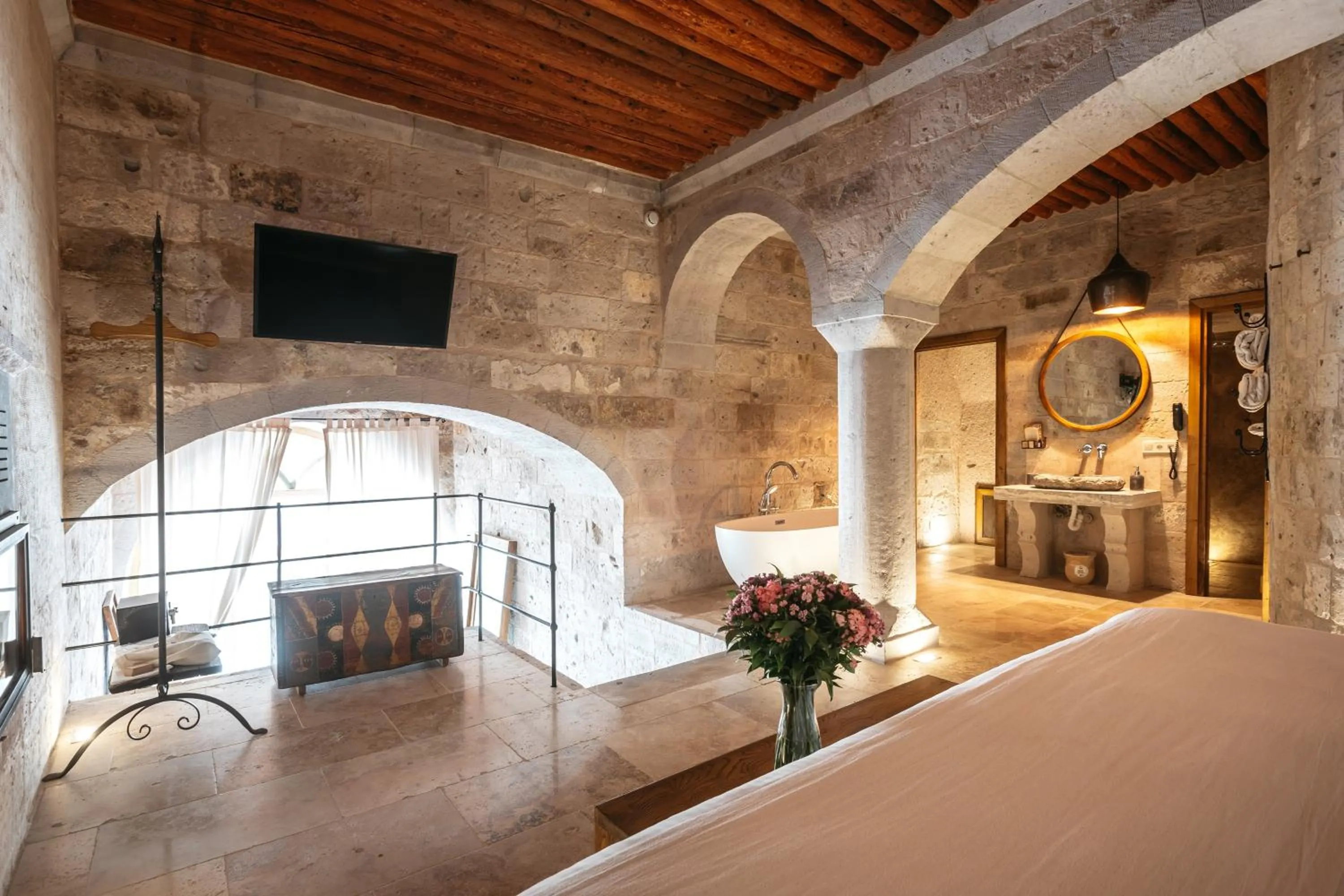 Photo of the whole room, Bed in Millstone Cave Suites Hotel