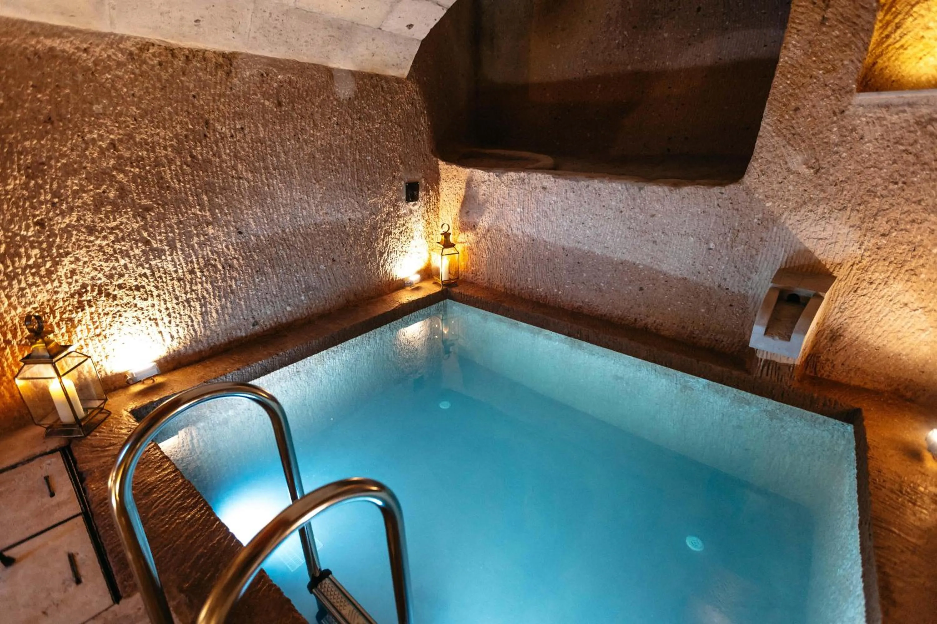 Photo of the whole room in Millstone Cave Suites Hotel