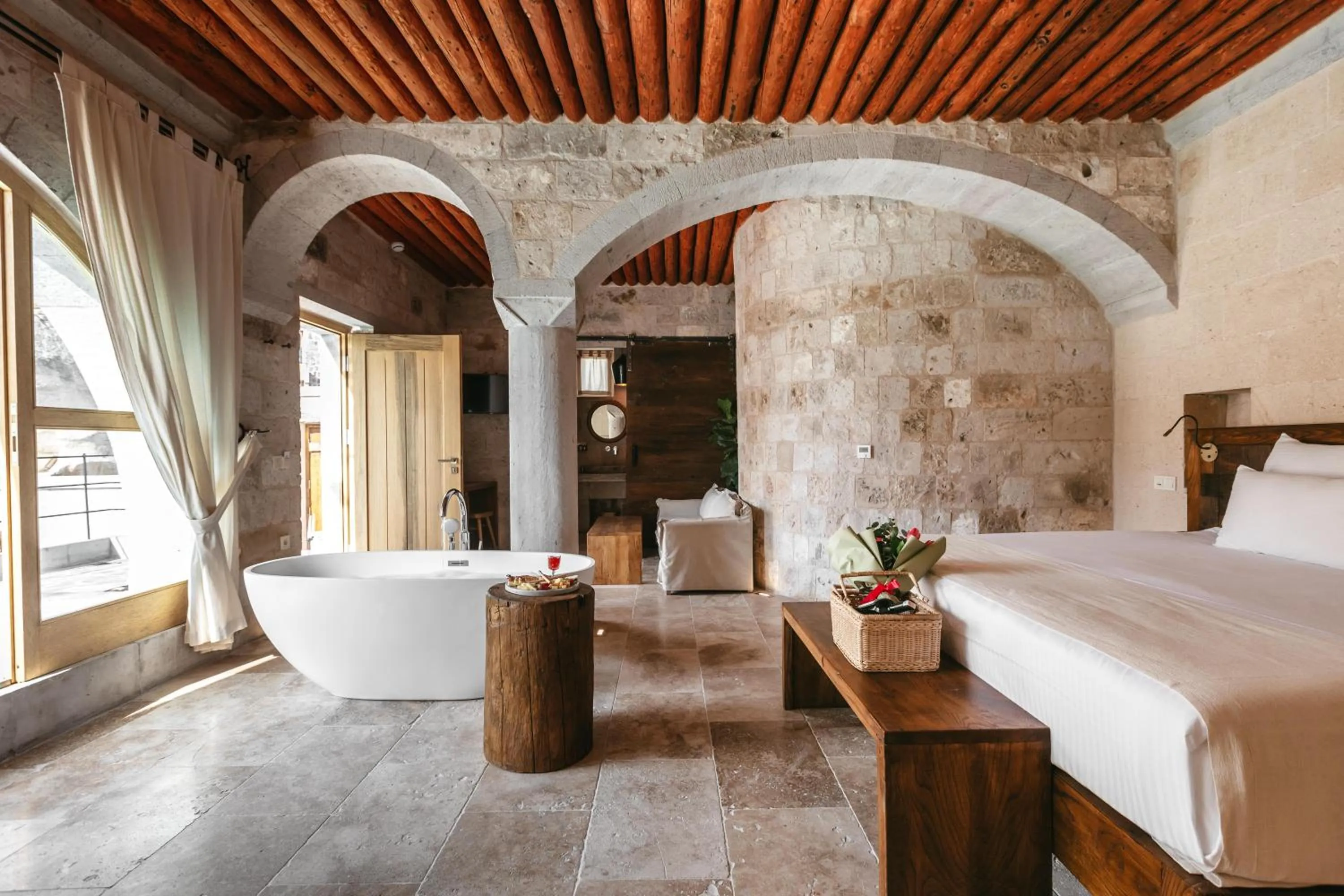 Photo of the whole room, Bed in Millstone Cave Suites Hotel