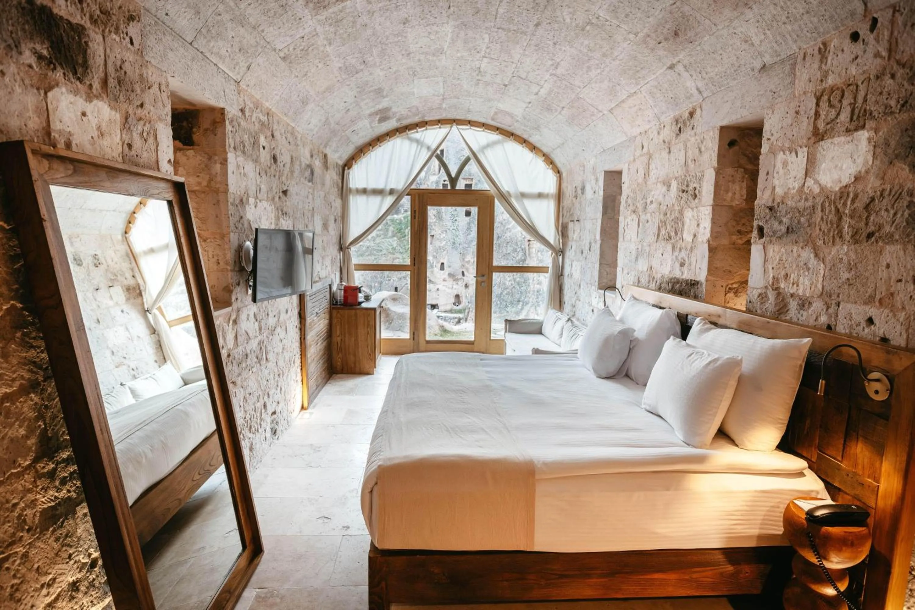 Photo of the whole room, Bed in Millstone Cave Suites Hotel