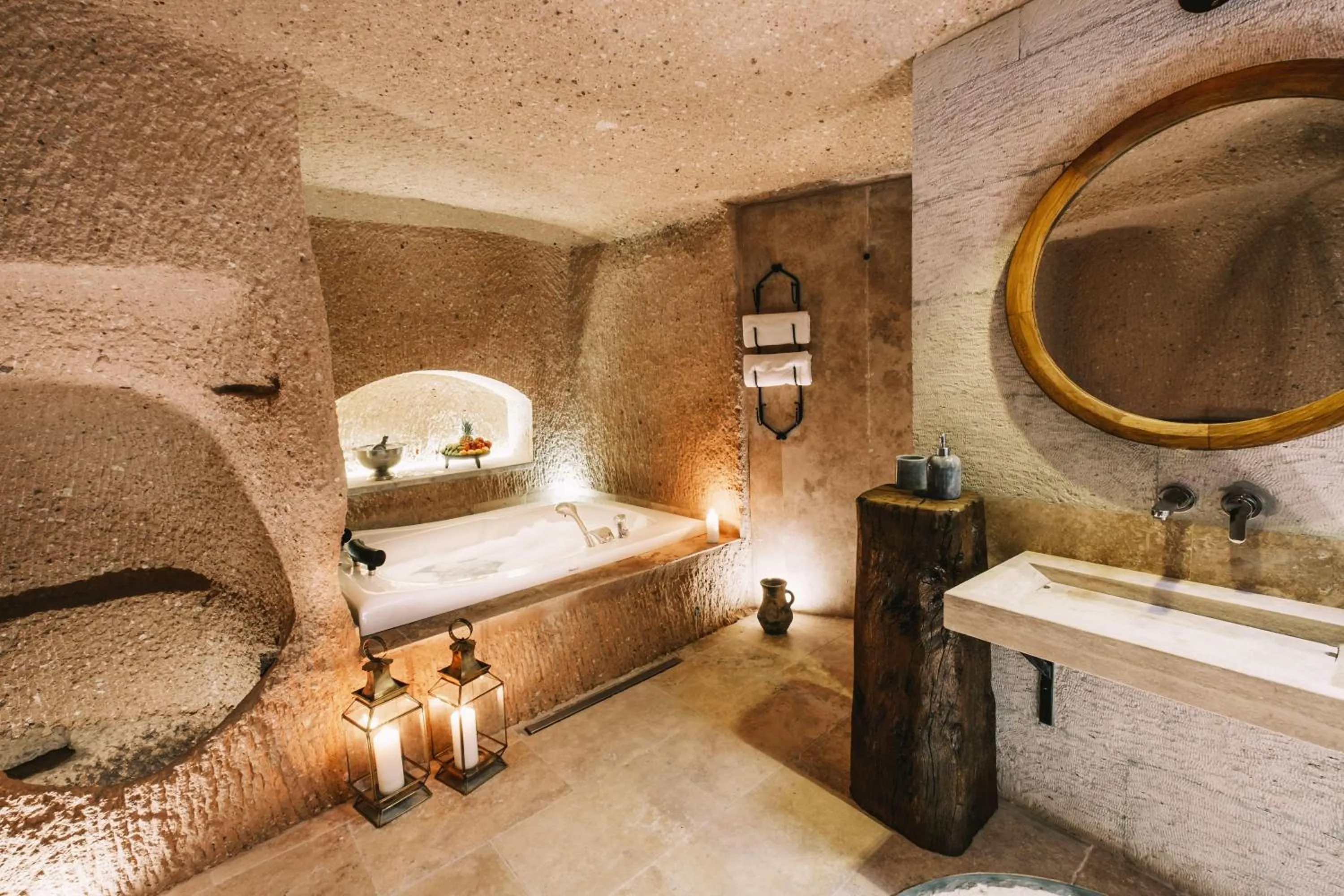 Bathroom, Bed in Millstone Cave Suites Hotel